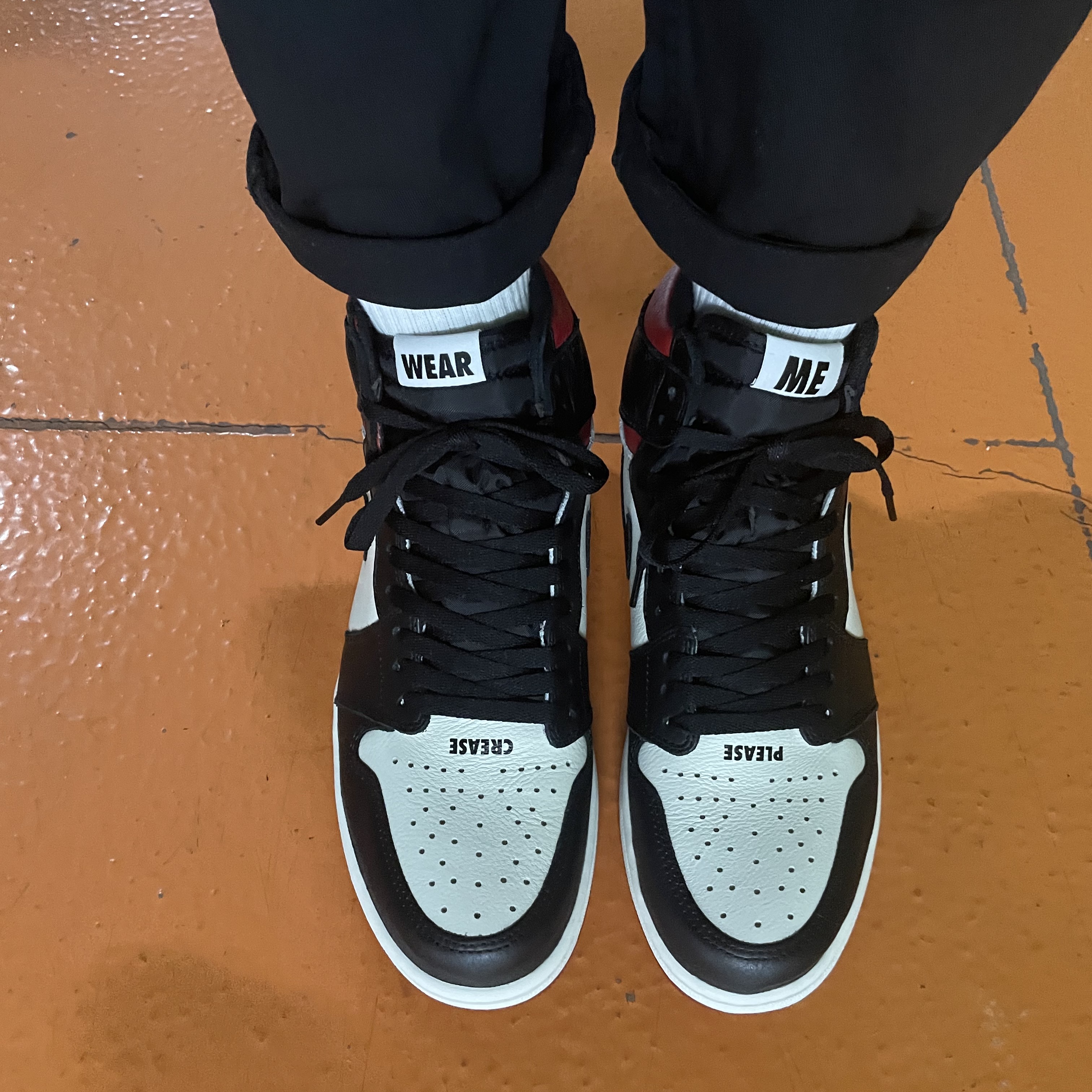 Jordan 1 Retro High OG University Blue, Jordan 1 Retro High Not for Resale Varsity Red 착용 스타일 - 2