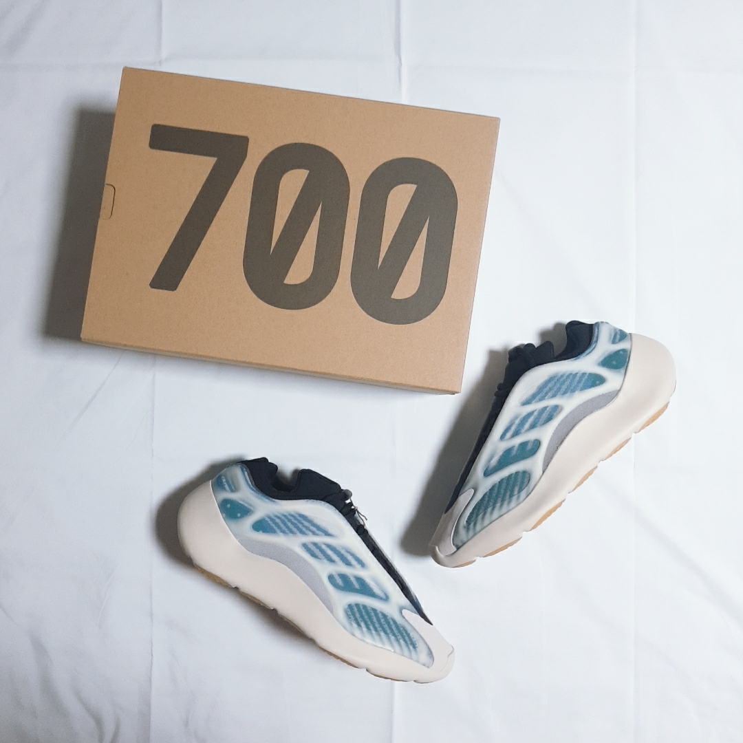 Adidas Yeezy 700 V3 Kyanite 착용 스타일 - 5
