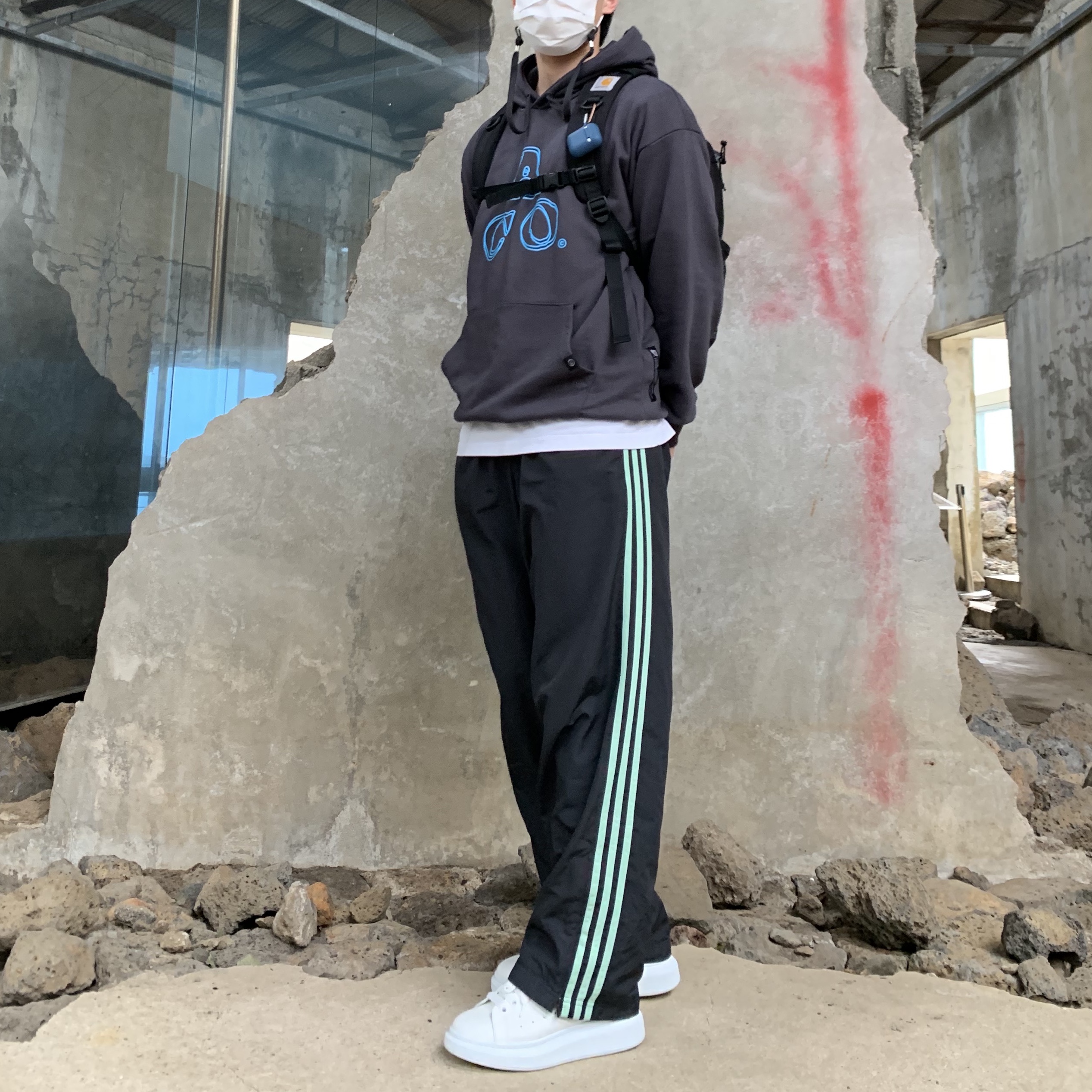 Alexander McQueen Oversized Sneakers White 착용 스타일
