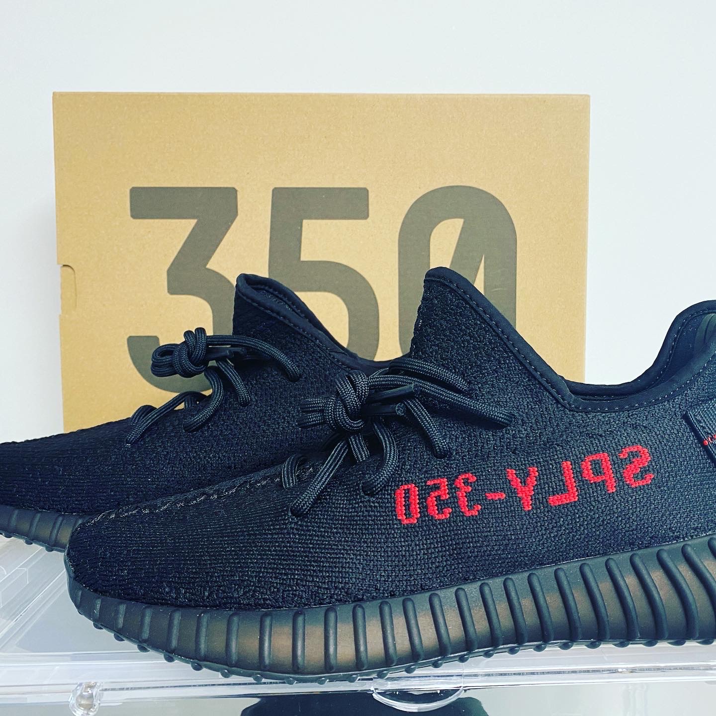 Adidas Yeezy Boost 350 V2 Black Red 2020 착용 스타일 - 2