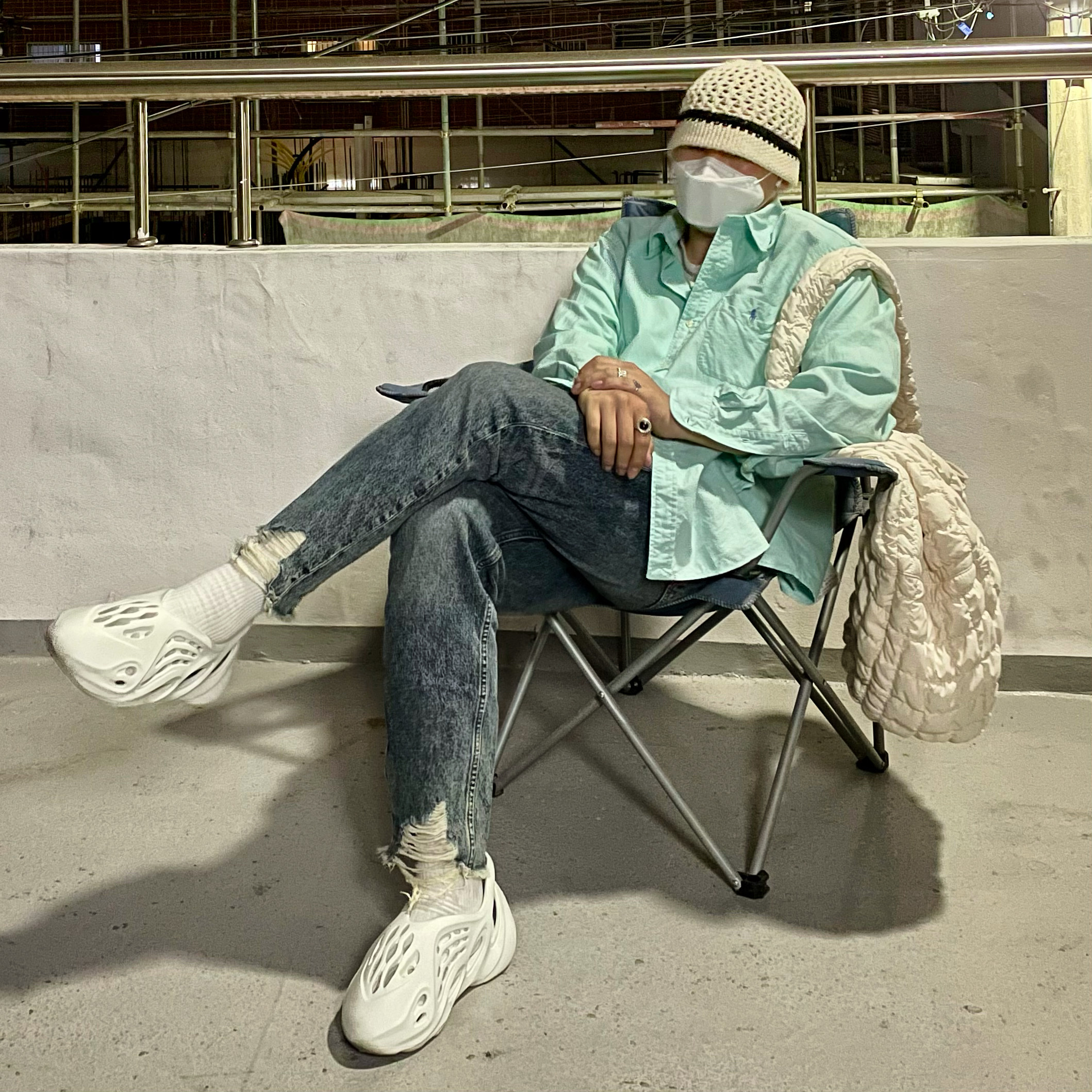Adidas Yeezy Foam RNNR Ararat 착용 스타일