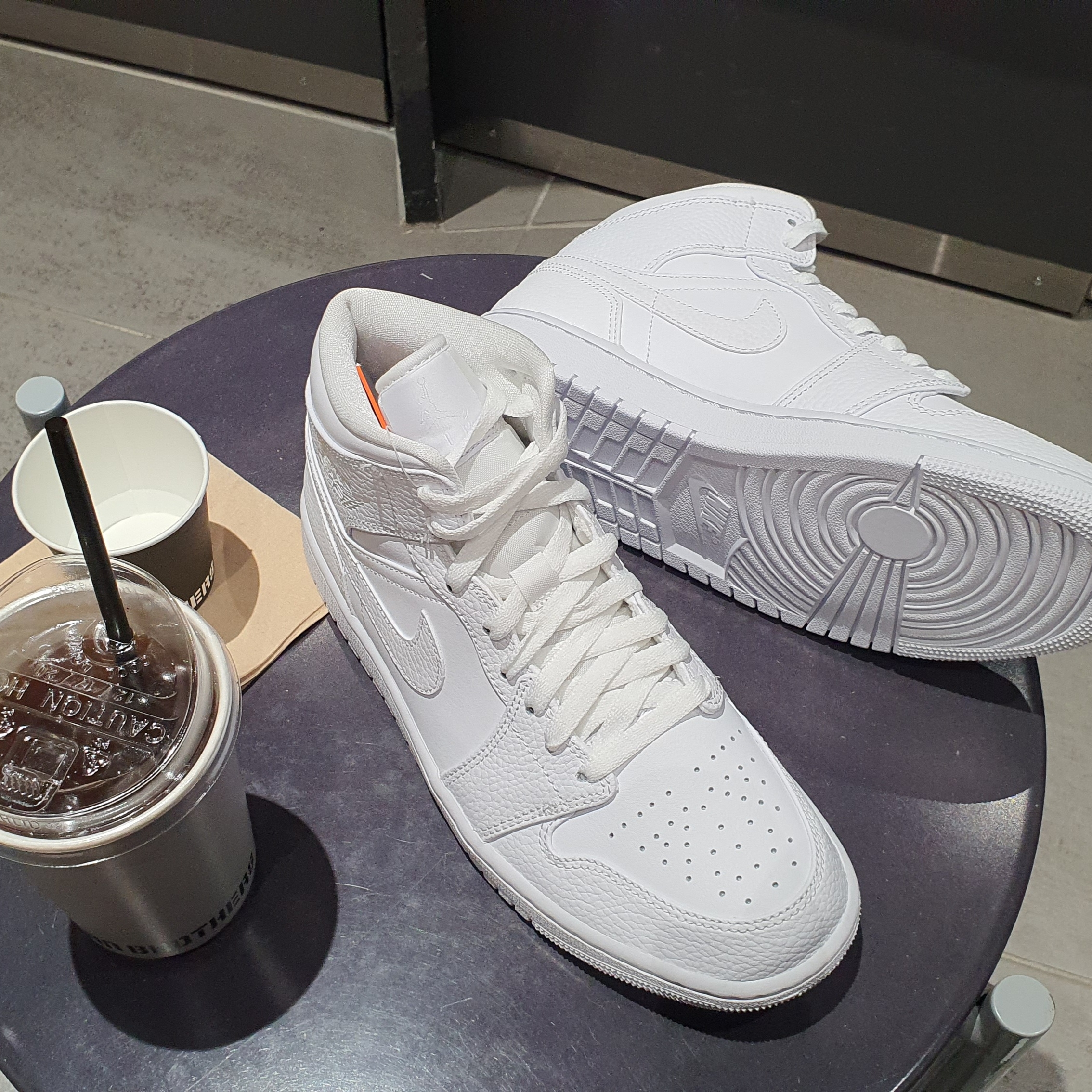 Jordan 1 Mid Triple White, Jordan 1 Mid SE ASW Black 착용 스타일 - 2