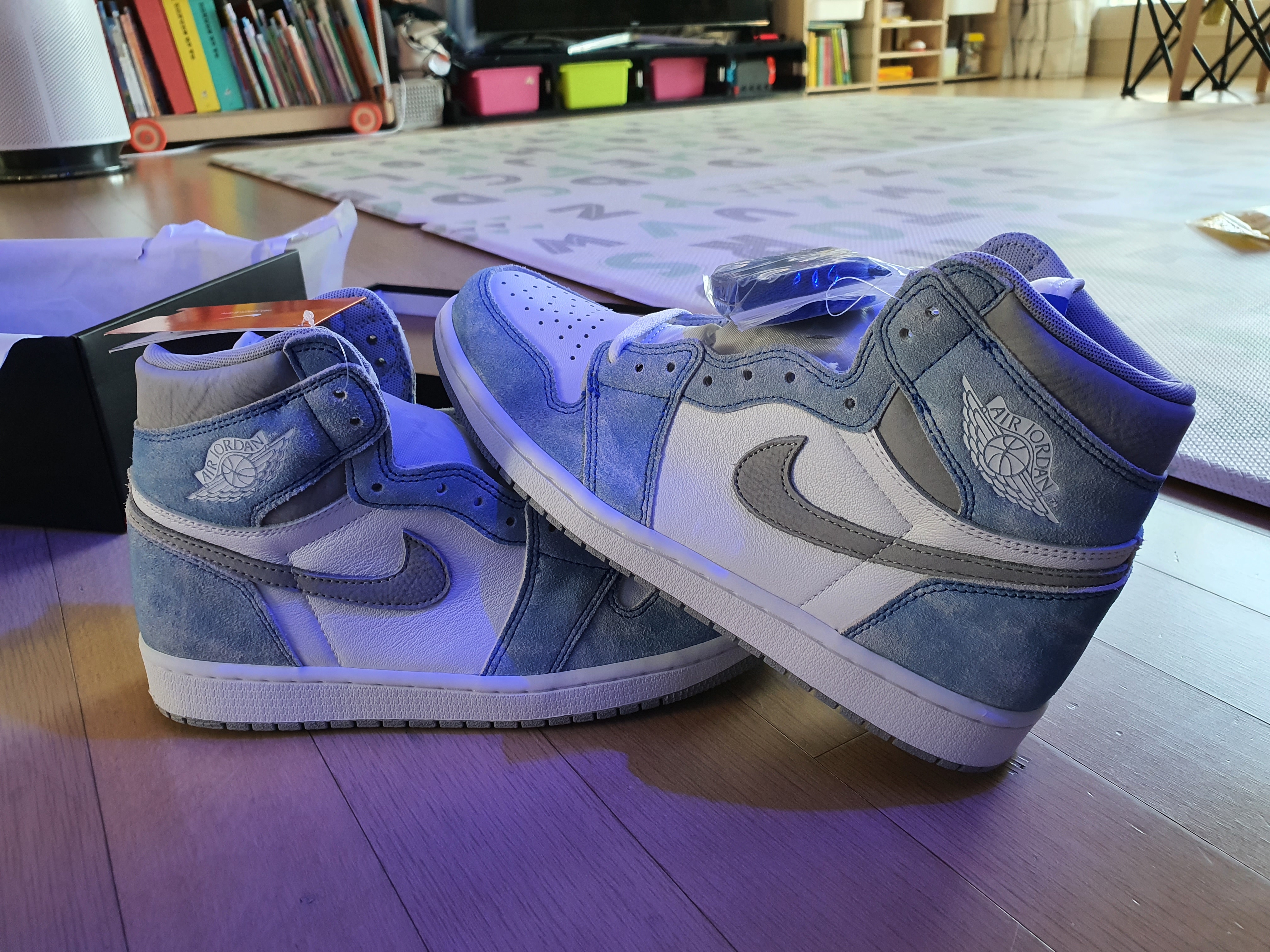 Jordan 1 Retro High OG Hyper Royal 착용 스타일 - 1