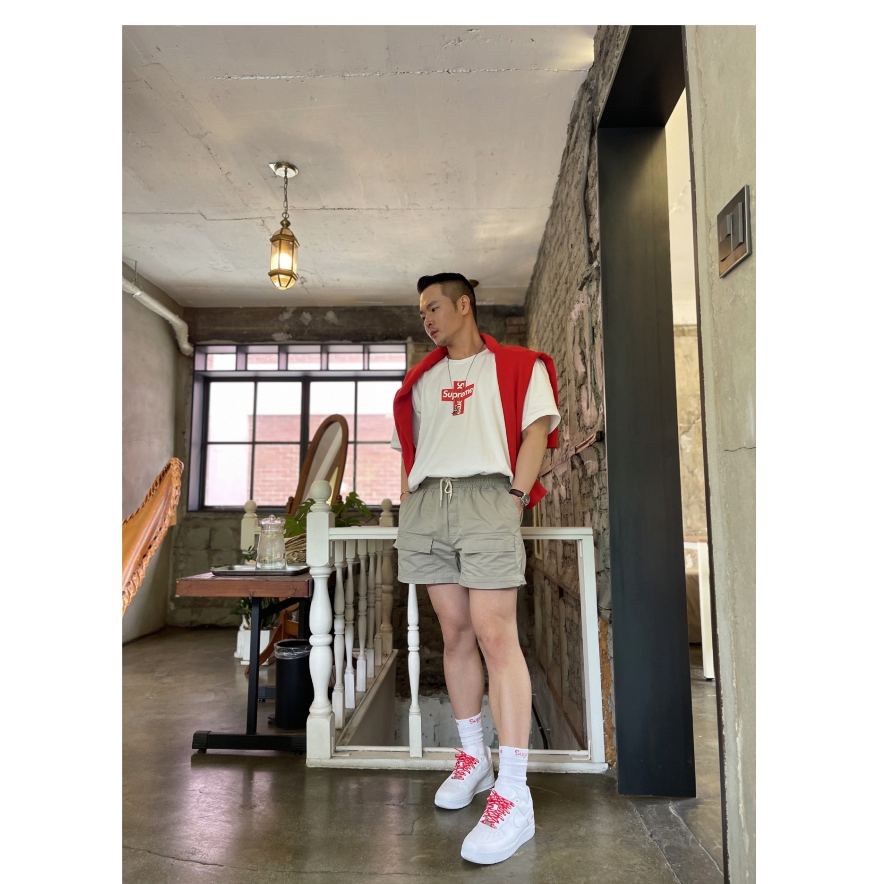 Nike x Supreme Air Force 1 Low White, Supreme Hanes Crew Socks White (4 Pack) 착용 스타일 - 2