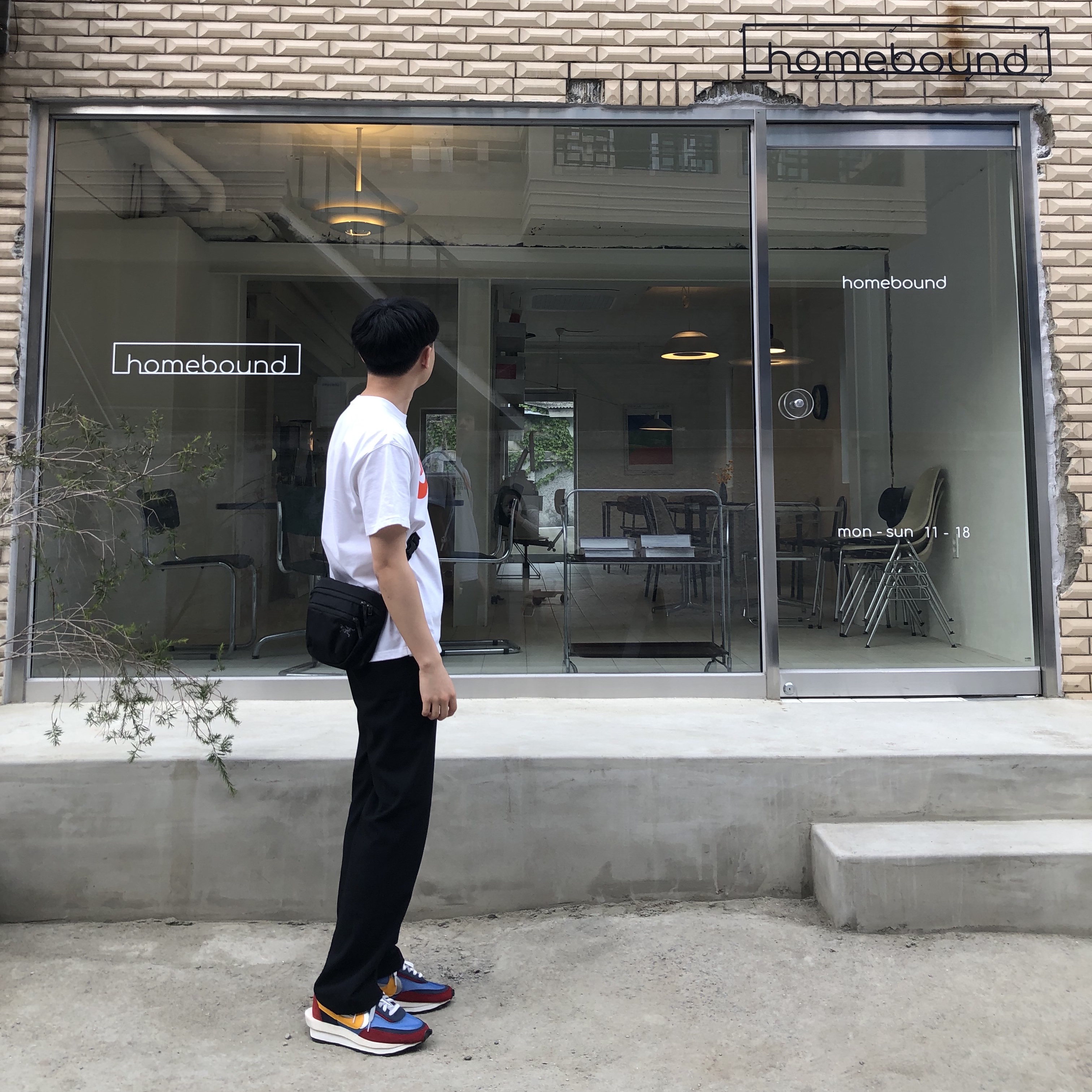 Nike x Sacai LDWaffle Blue Multi, Nike x Stussy International Beach Crew T-Shirt White - Asia 착용 스타일 - 1