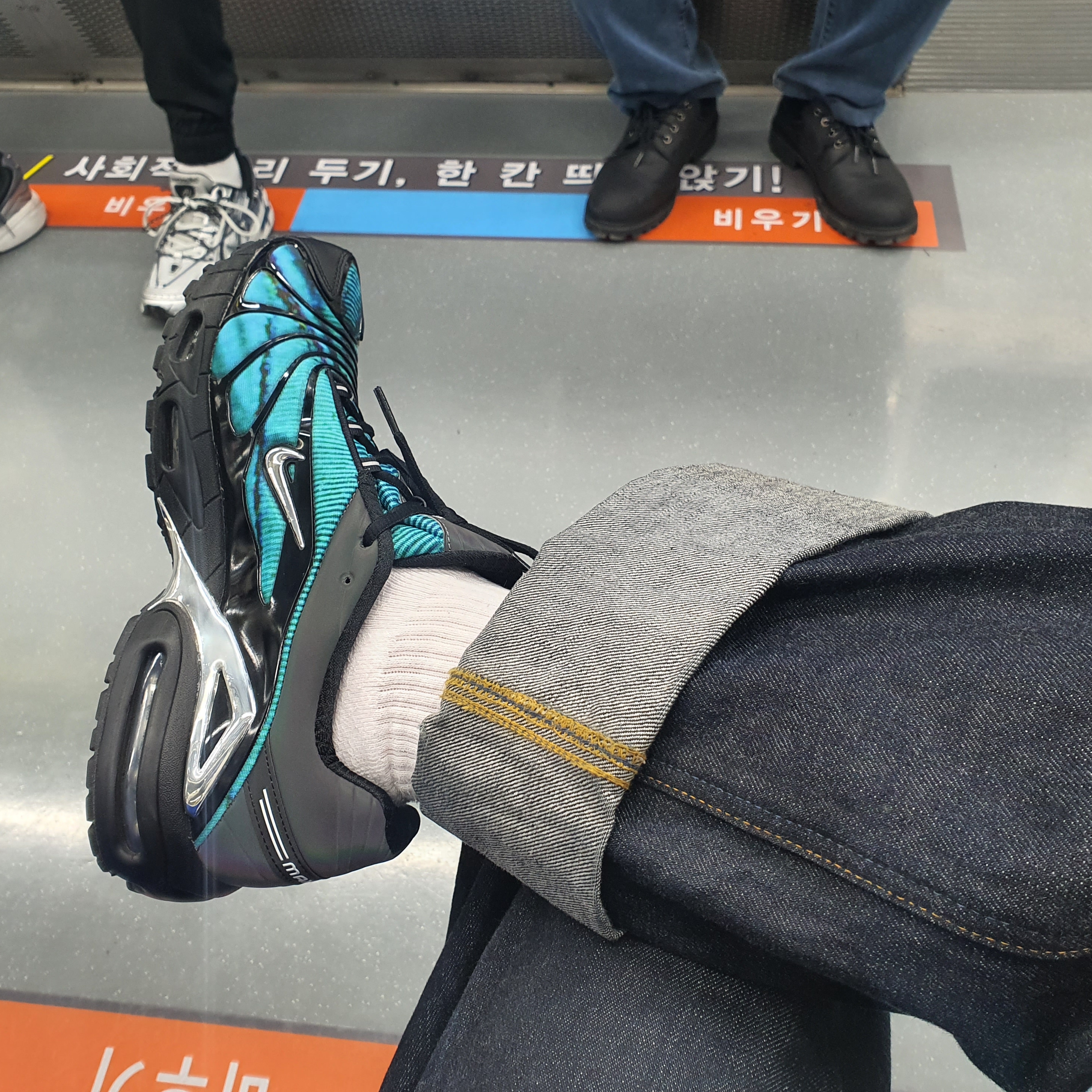 Nike x Skepta Air Max Tailwind 5 Chrome Blue, Asics x Andersson Bell Gel-1090 Glacier Grey Silver 착용 스타일 - 4