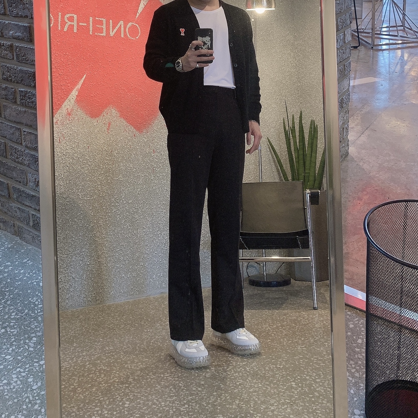 Maison Margiela Replica Caviar Sneakers White, AMI de Coeur Wool Cardigan Black 착용 스타일