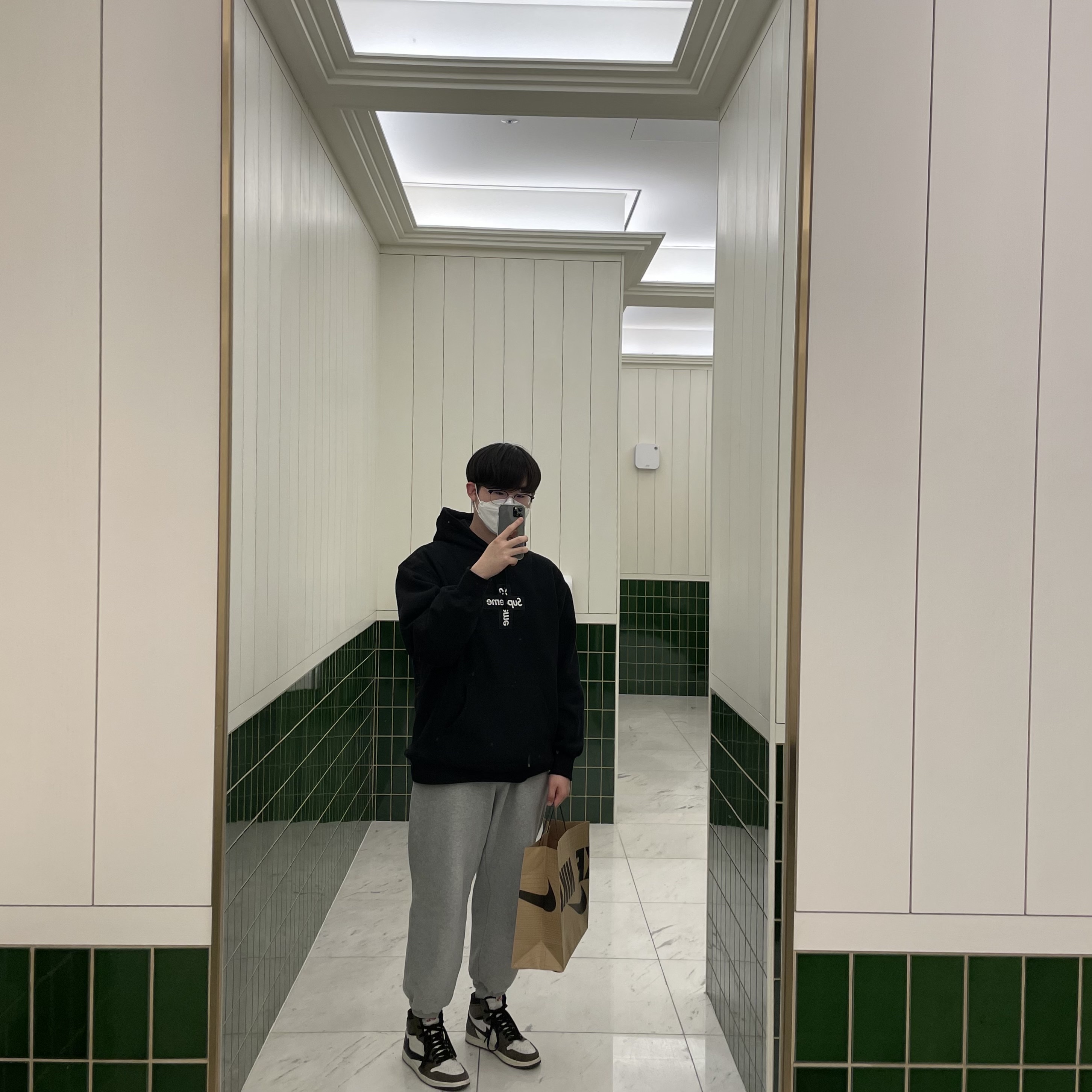 Supreme Cross Box Logo Hooded Sweatshirt Black - 20FW, Jordan 1 x Travis Scott Retro High OG SP Mocha 착용 스타일