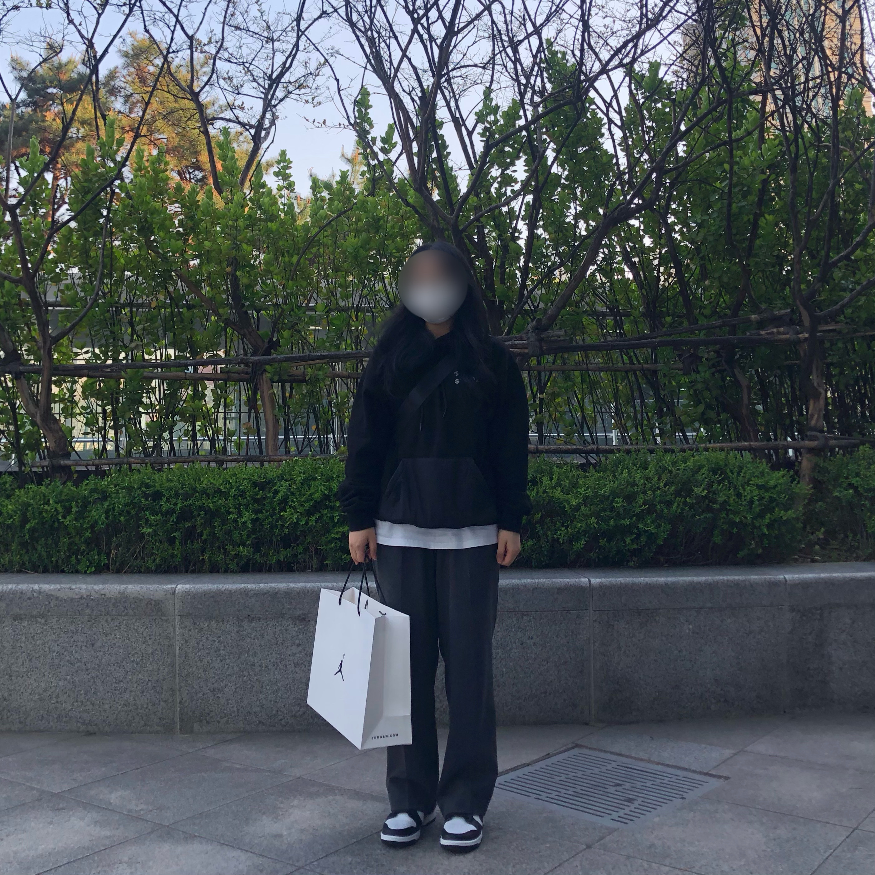 (W) Nike Dunk Low Black, IAB Studio Woven Hoodie Black 착용 스타일 - 1