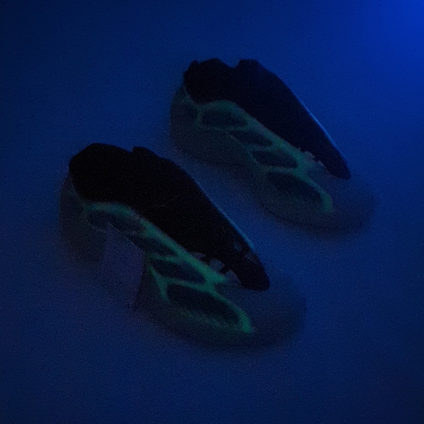 Adidas Yeezy 700 V3 Kyanite 착용 스타일 - 4