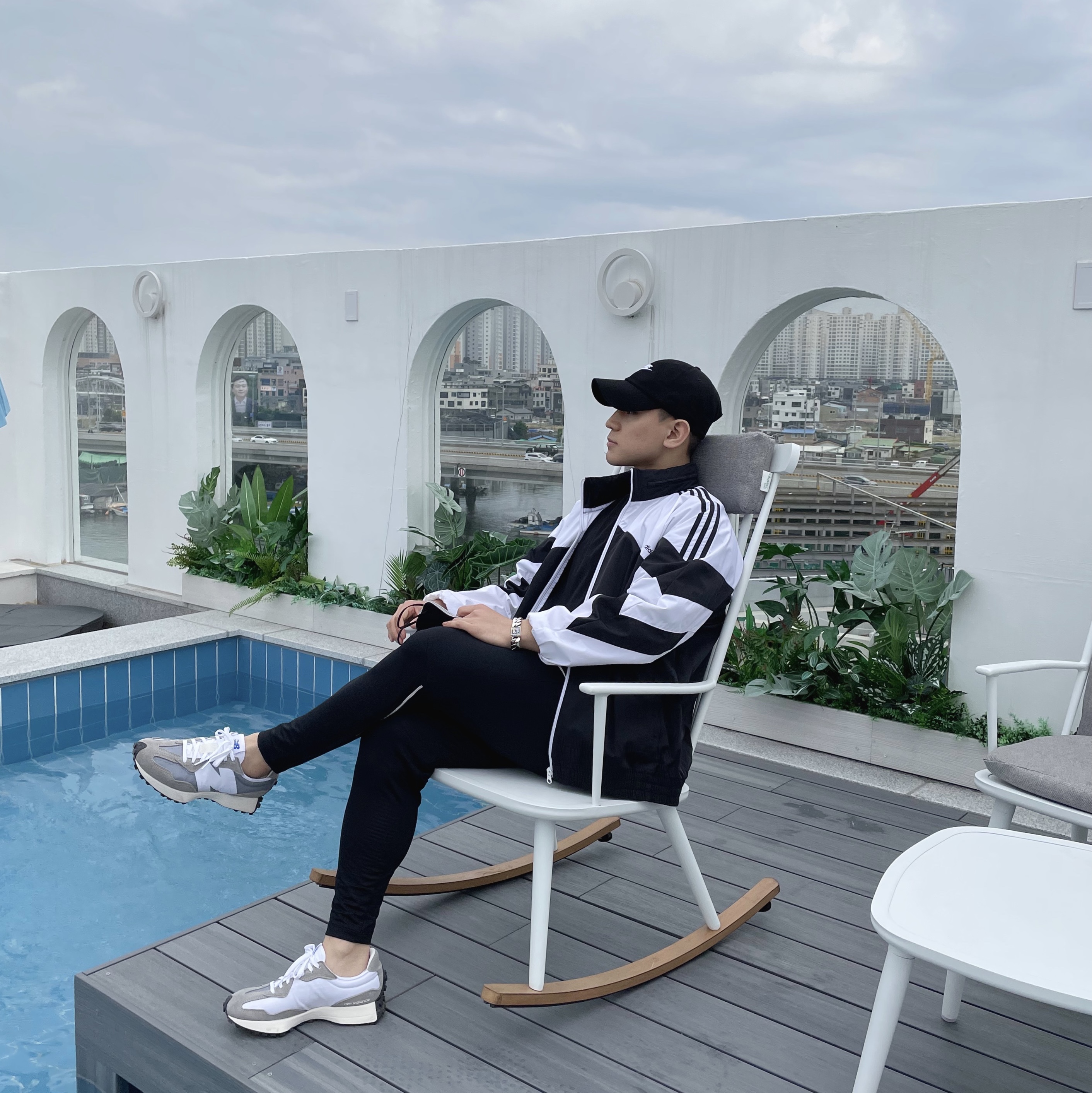 New Balance 327 Grey 착용 스타일 - 2