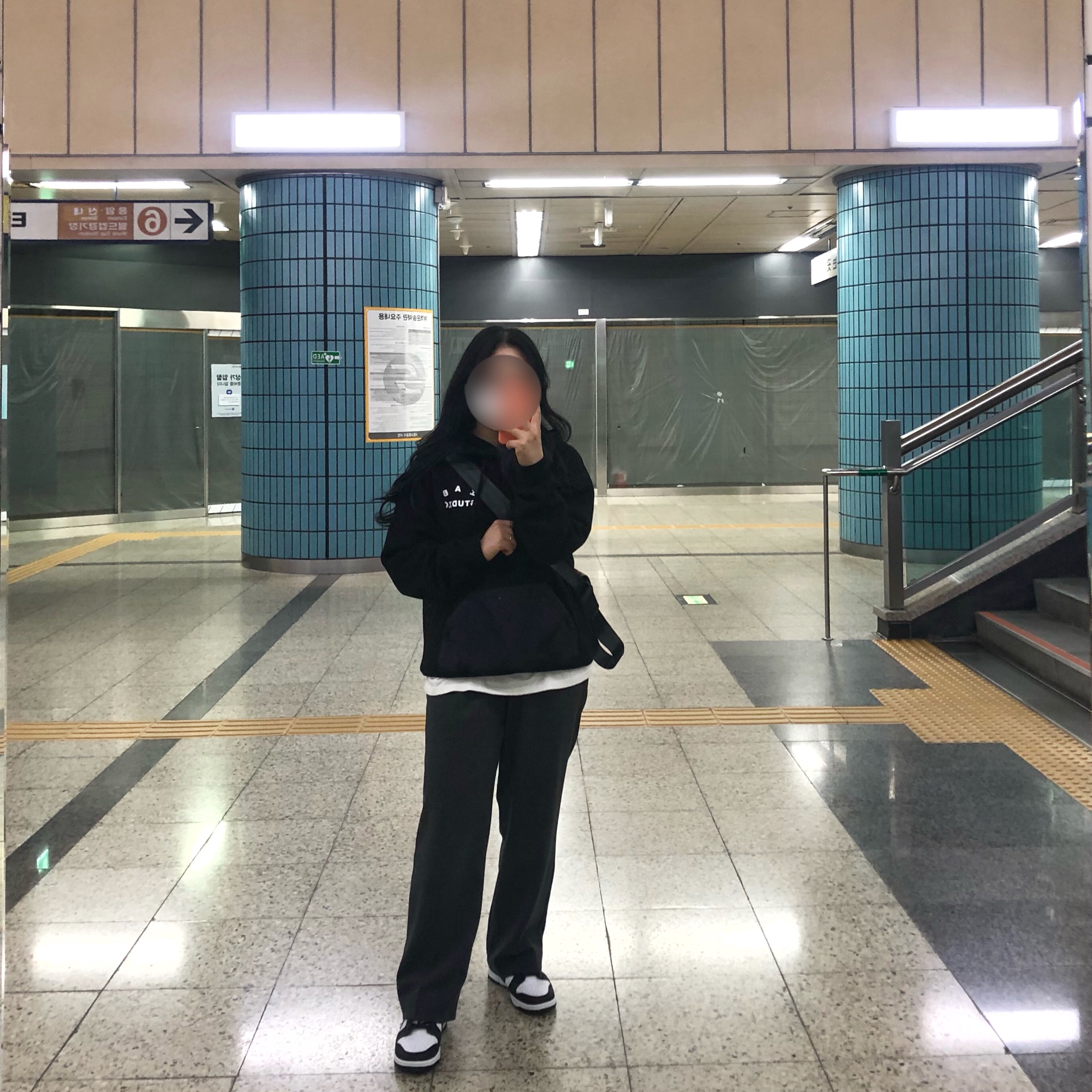 (W) Nike Dunk Low Black, IAB Studio Woven Hoodie Black 착용 스타일 - 2