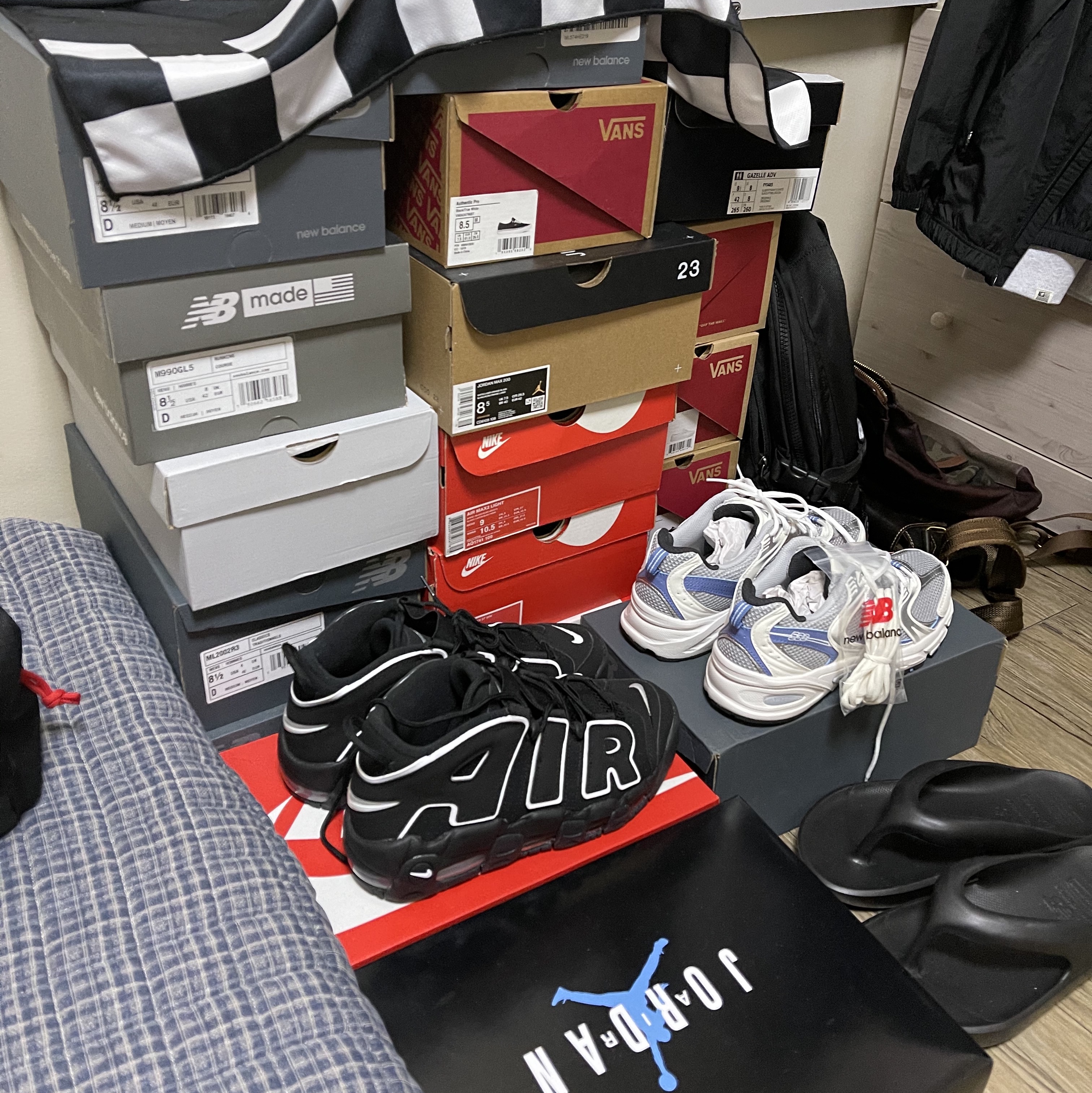 Jordan 11 Retro Low Legend Blue, Nike Air More Uptempo Black White 2020 착용 스타일