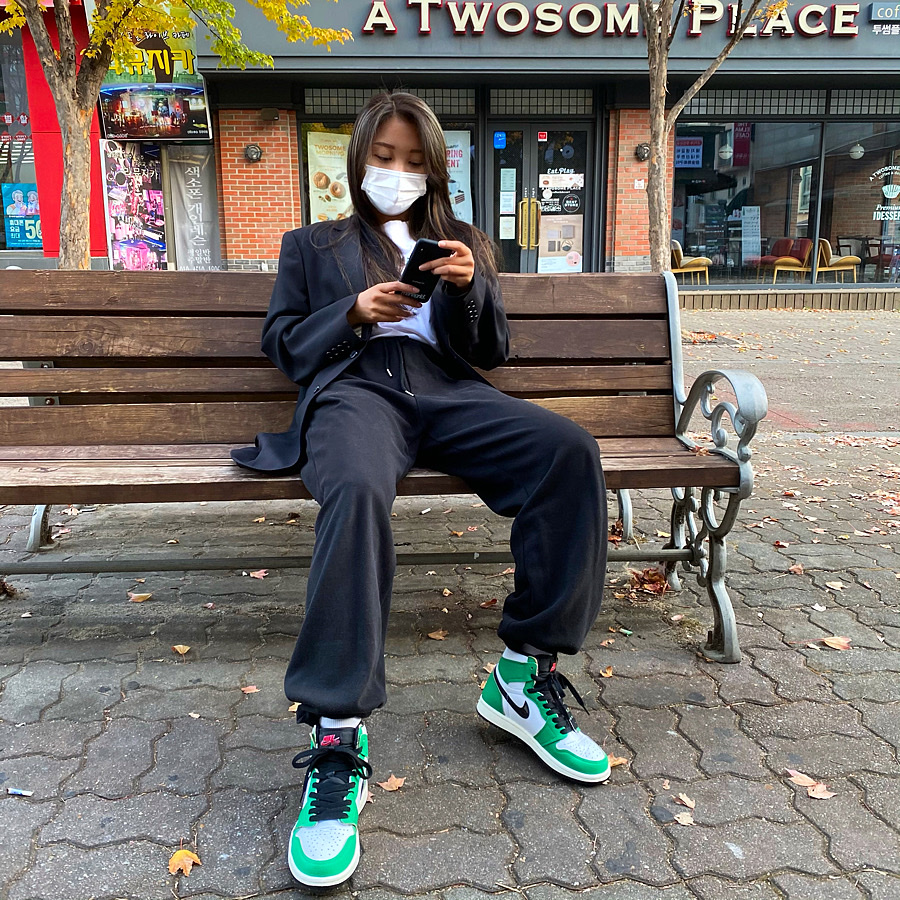 (W) Jordan 1 Retro High OG Lucky Green 착용 스타일 - 1