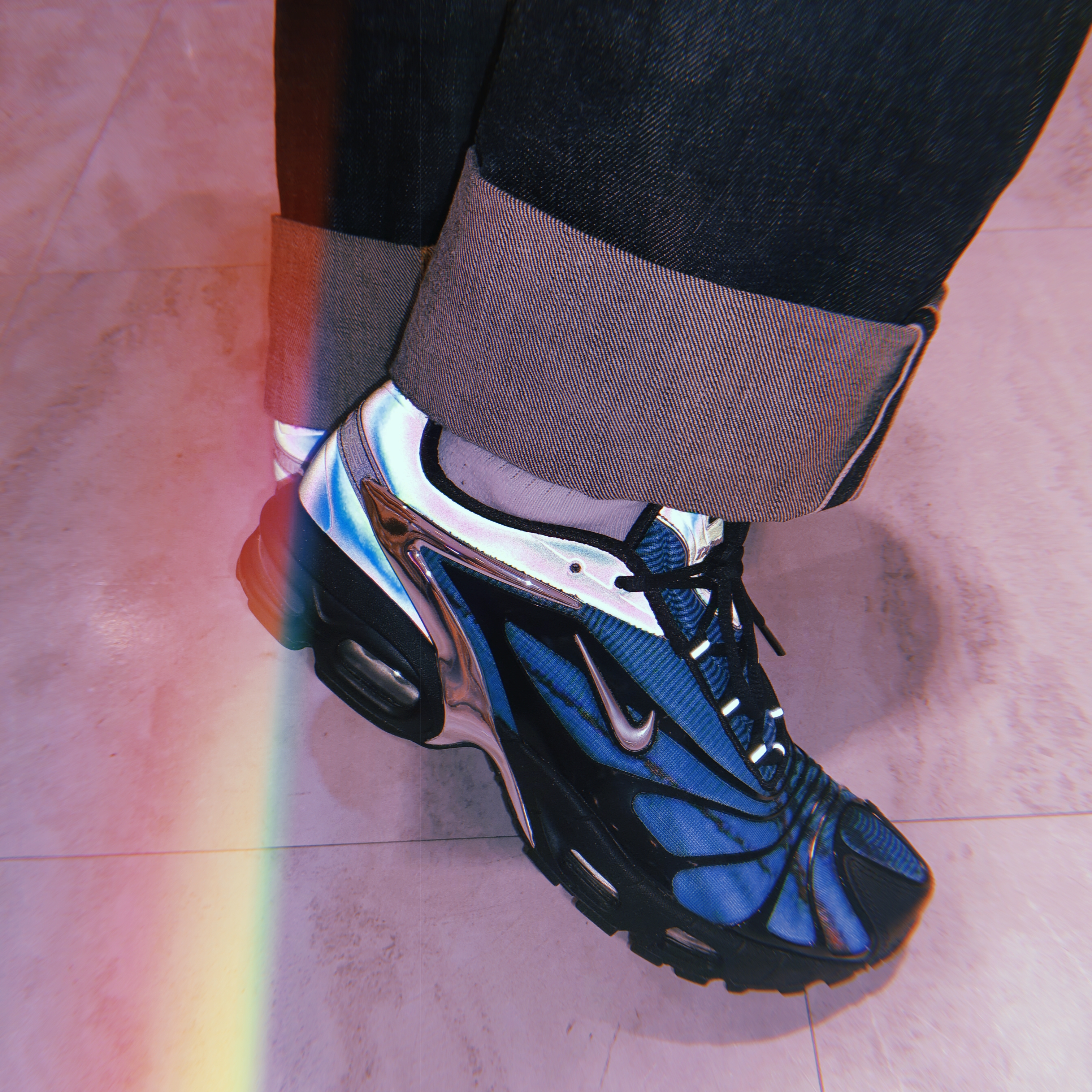 Nike x Skepta Air Max Tailwind 5 Chrome Blue, Asics x Andersson Bell Gel-1090 Glacier Grey Silver 착용 스타일 - 1