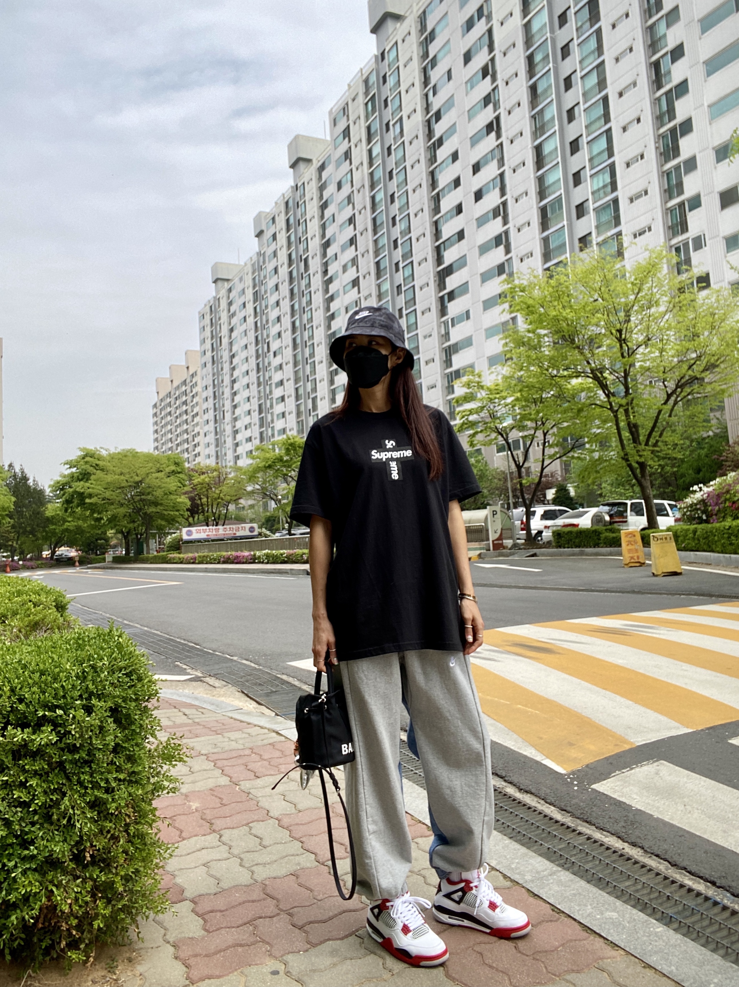 Jordan 4 Retro OG Fire Red 2020, Supreme Cross Box Logo T-Shirt Black - 20FW 착용 스타일 - 1