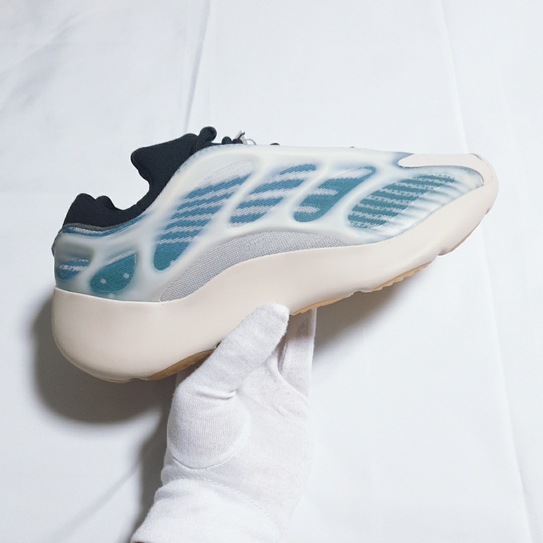 Adidas Yeezy 700 V3 Kyanite 착용 스타일 - 1