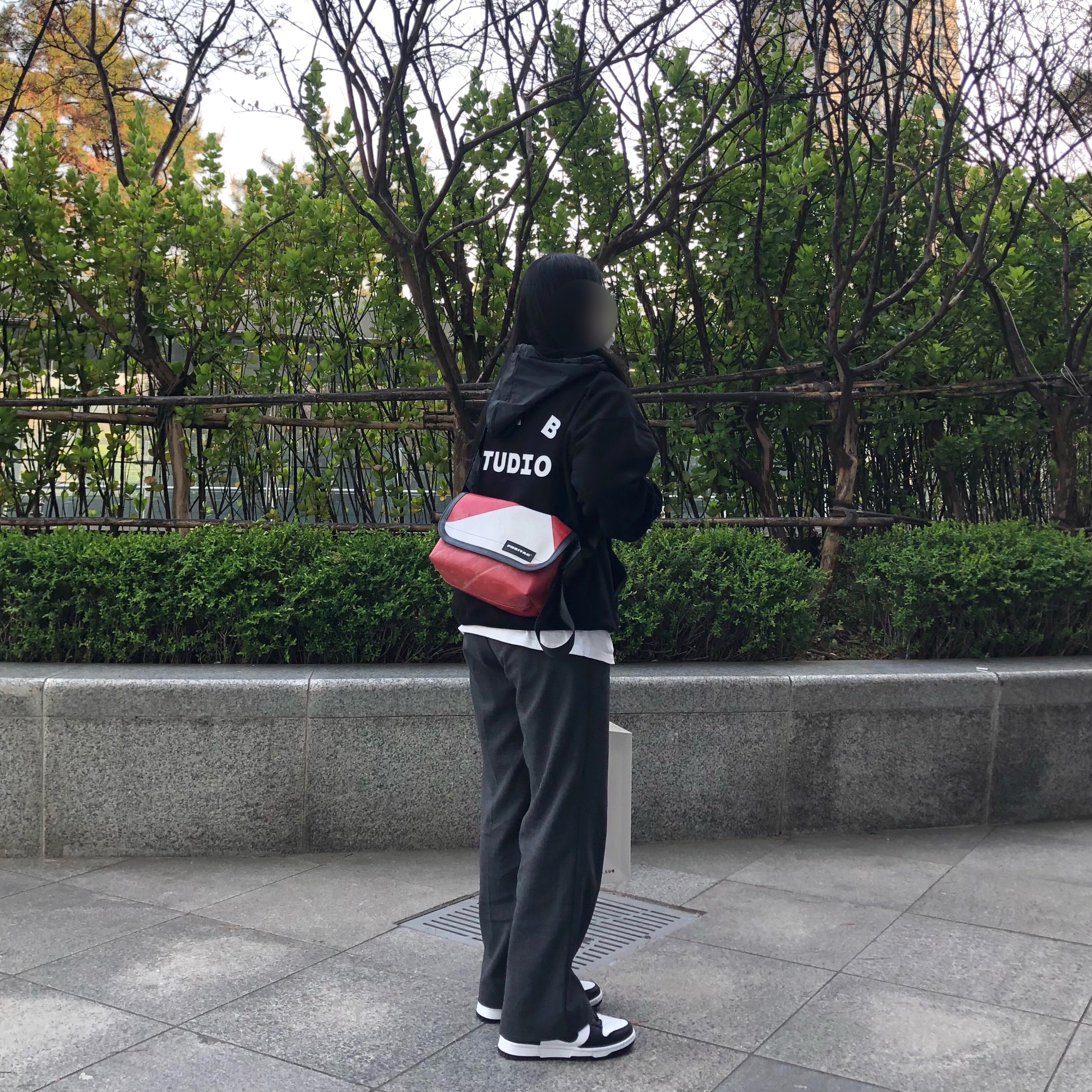 (W) Nike Dunk Low Black, IAB Studio Woven Hoodie Black 착용 스타일 - 3