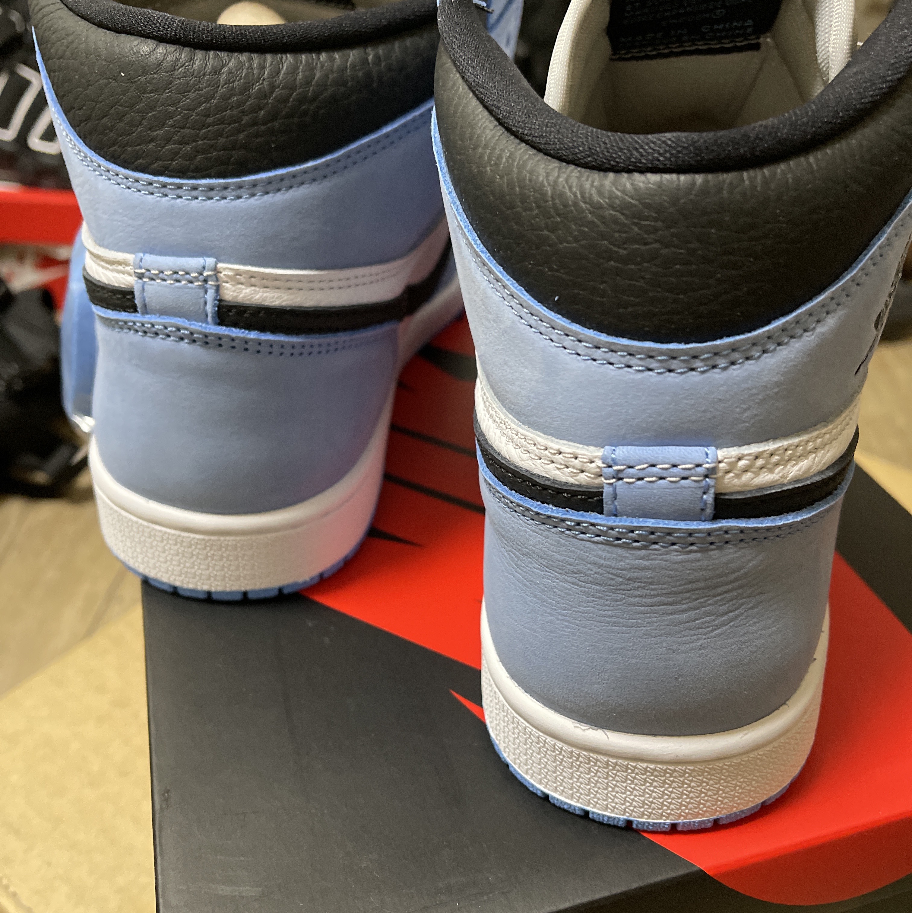 Jordan 1 Retro High OG University Blue 착용 스타일 - 3