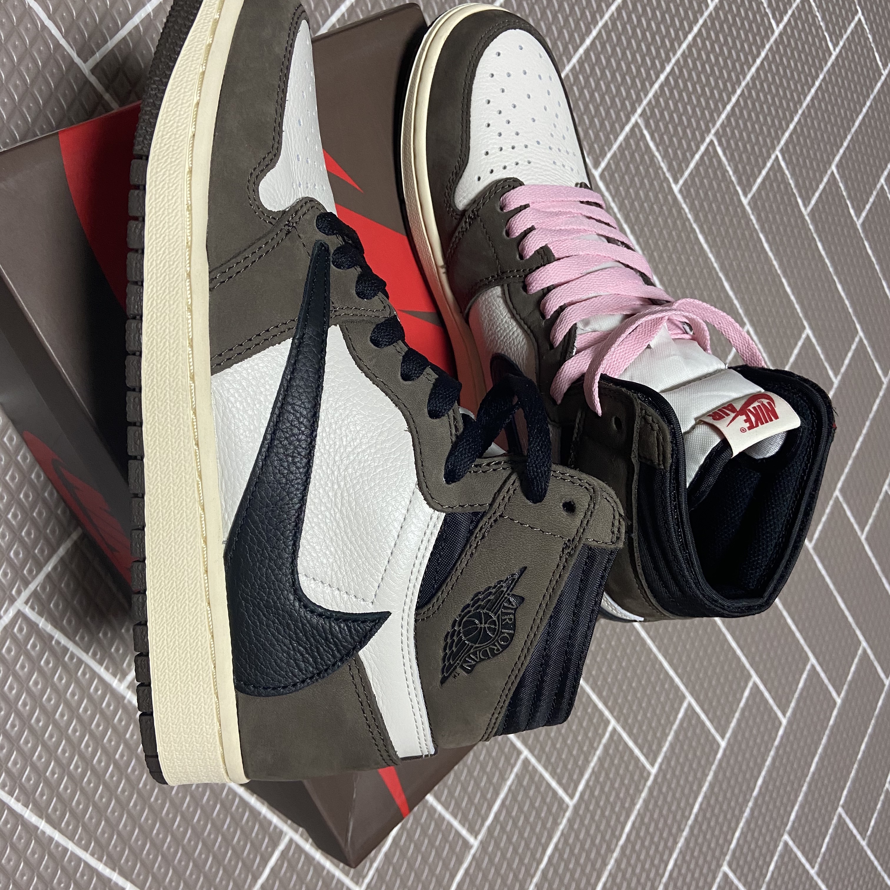 Jordan 1 x Travis Scott Retro High OG SP Mocha 착용 스타일 - 2