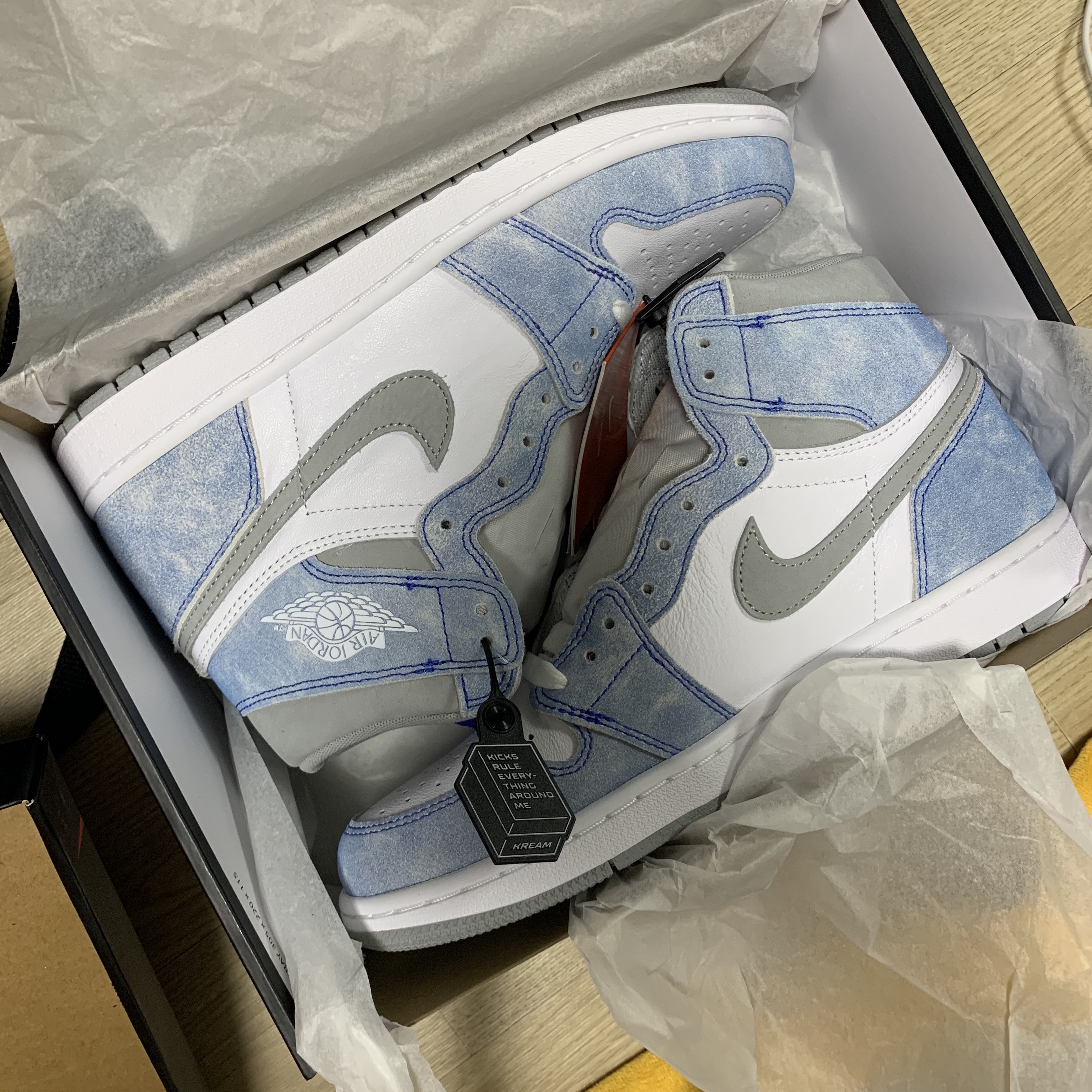 Jordan 1 Retro High OG Hyper Royal 착용 스타일
