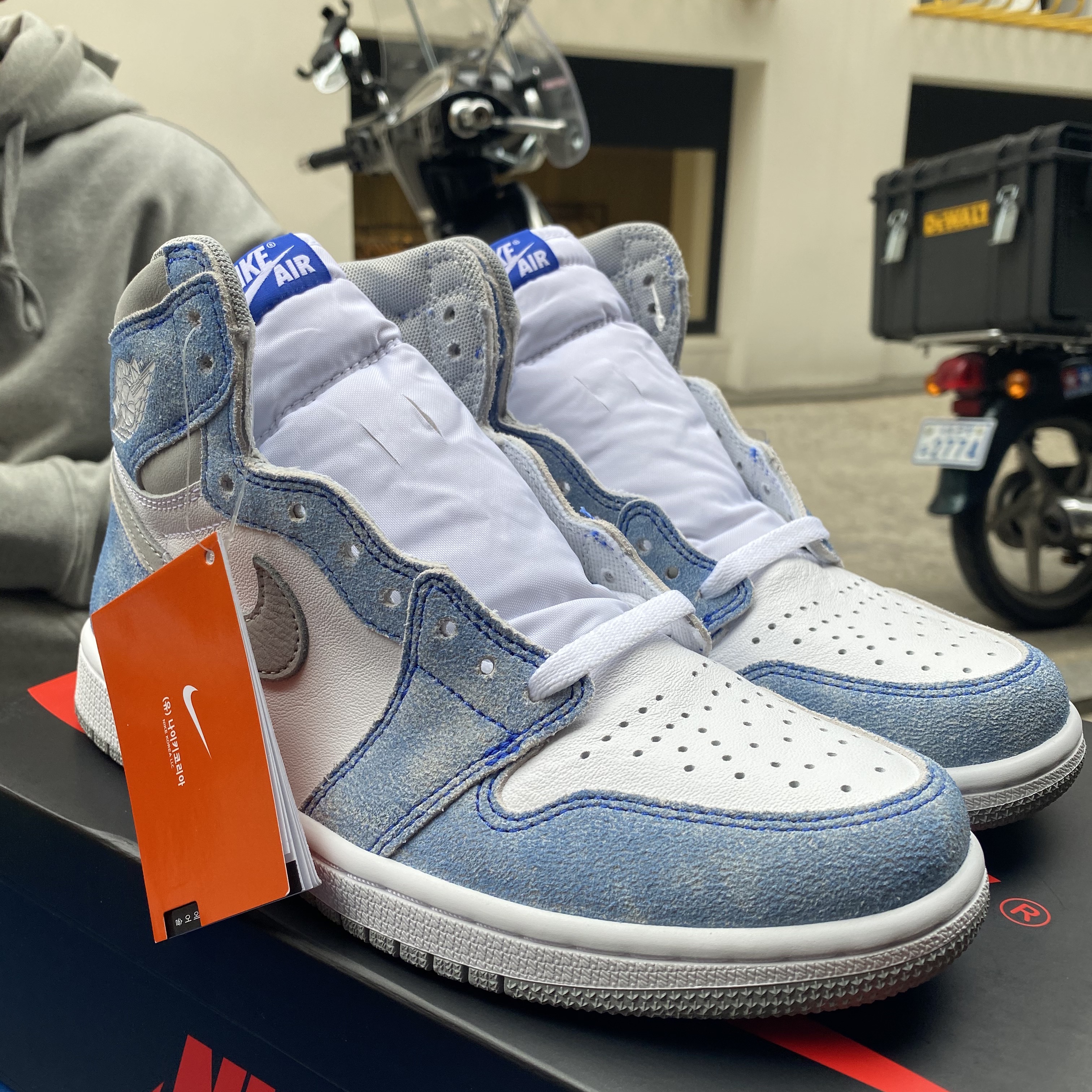 Jordan 1 Retro High OG Hyper Royal 착용 스타일