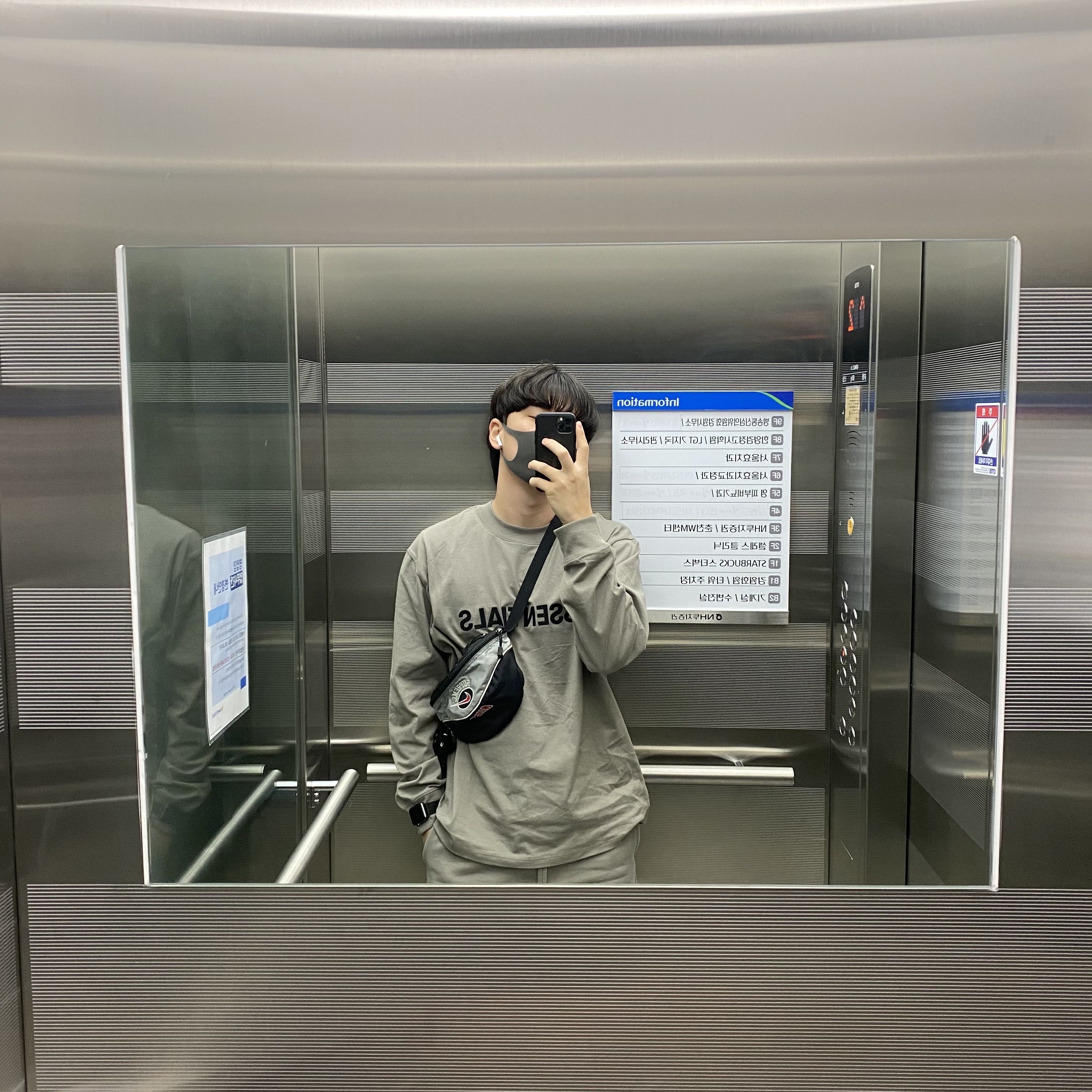Essentials 3D Silicon Applique Boxy Long Sleeve T-Shirt Cement - 20FW, Supreme x Nike Shoulder Bag Silver - 19SS 착용 스타일