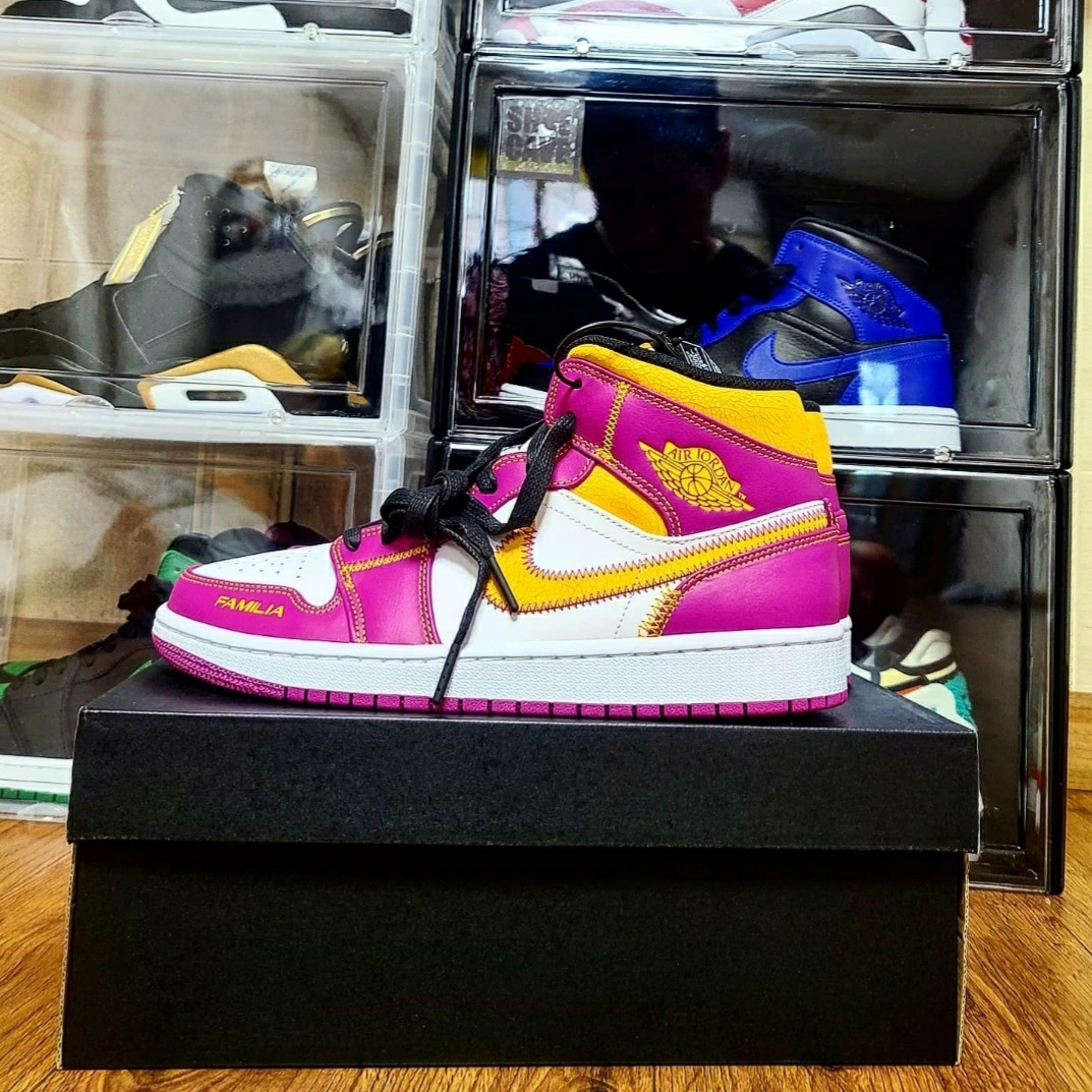 Jordan 1 Mid DOD Familia, Jordan 1 Mid Black Hyper Royal 착용 스타일 - 1