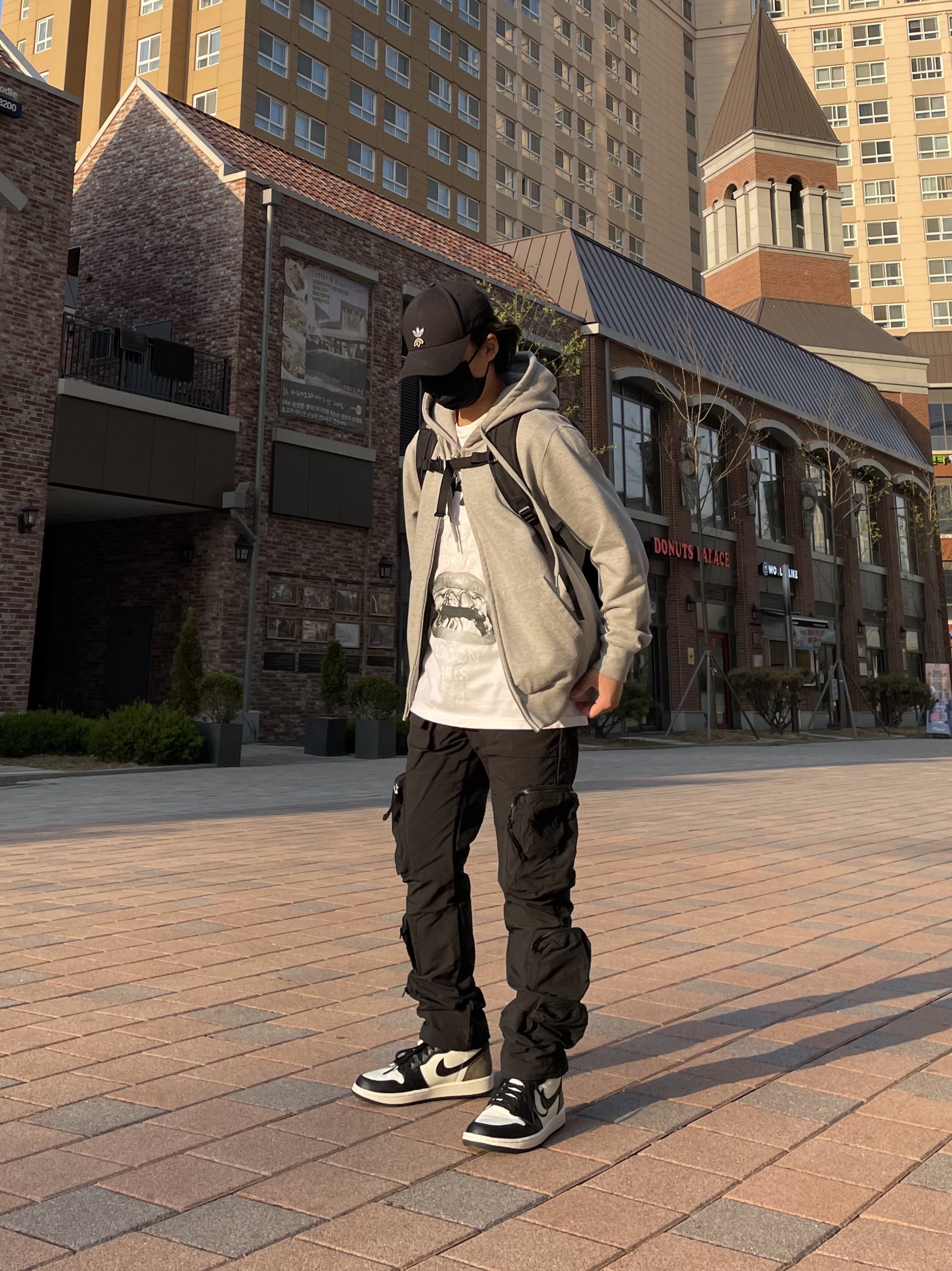 Stussy x Rick Owens 40 WT T-Shirt, Jordan 1 Retro High OG Black Mocha 착용 스타일