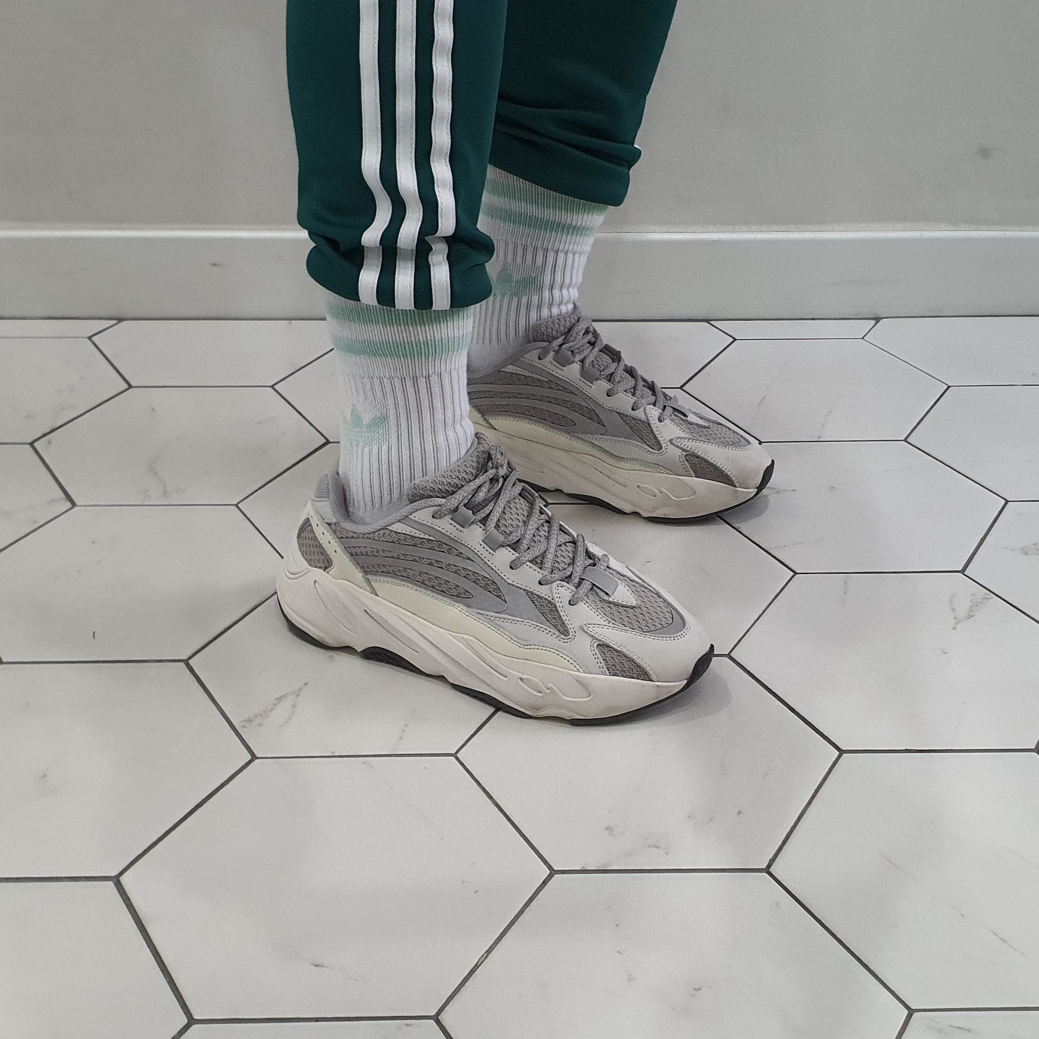 Adidas Yeezy Boost 700 V2 Static 2018, (TD) Jordan 11 Retro Little Flex Black 착용 스타일 - 3