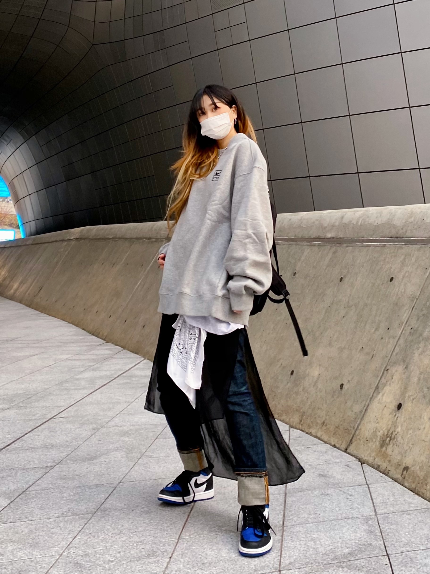 (GS) Jordan 1 Retro High OG Royal Toe, Nike x Stussy NRG BR Crew Fleece Grey 착용 스타일 - 1