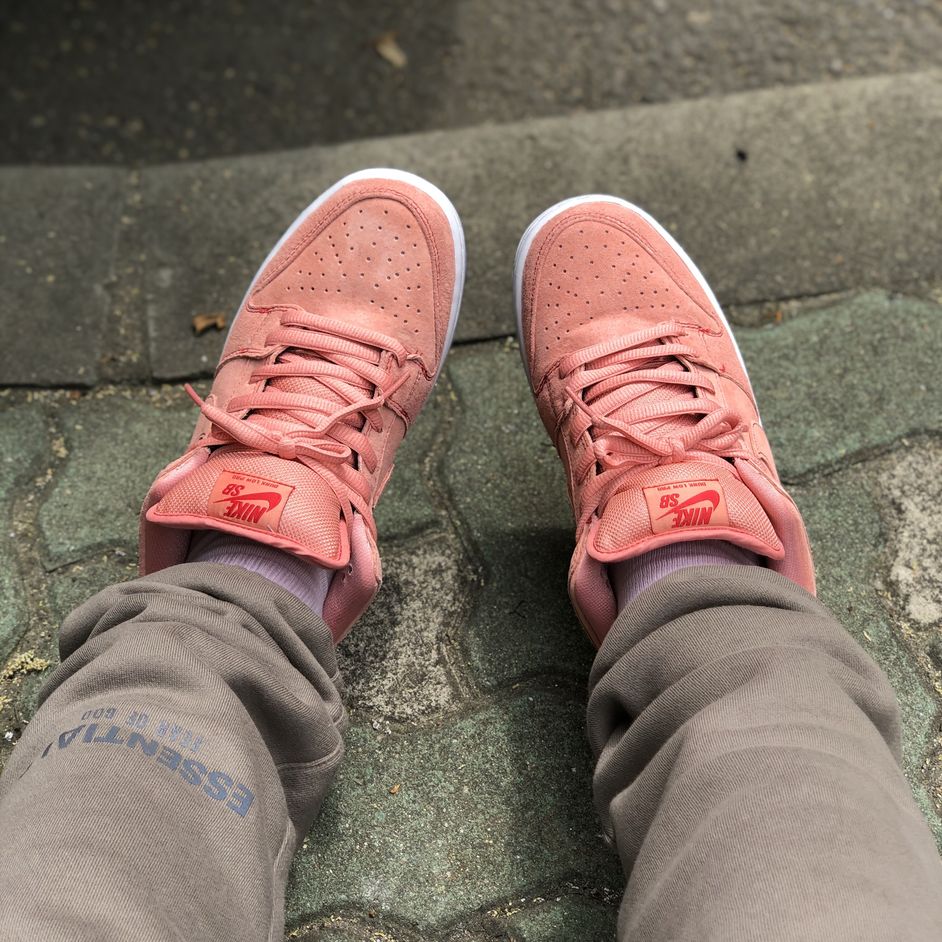 Nike SB Dunk Low Pro Pink Pig, Essentials Sweatpants Taupe - 20FW 착용 스타일 - 2