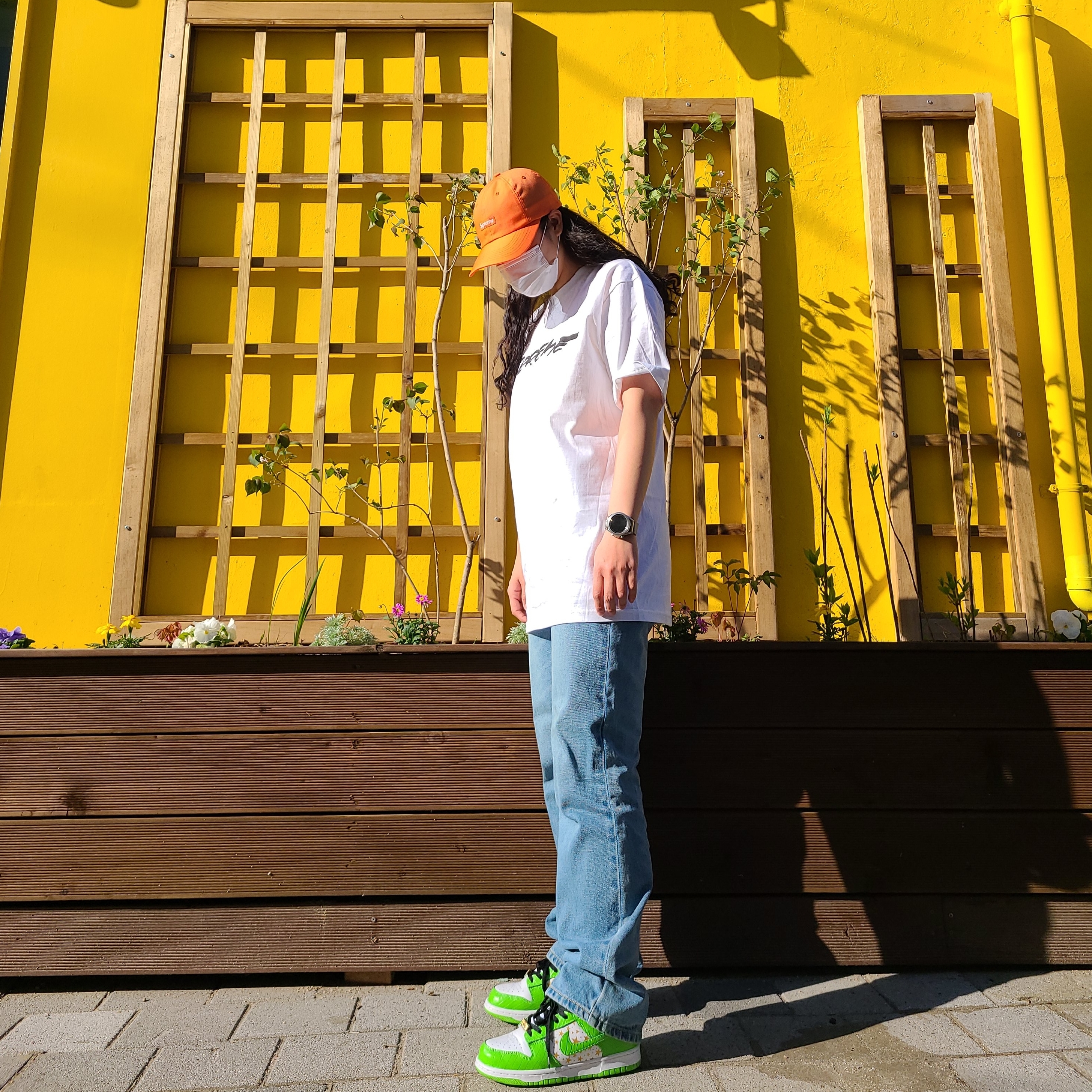 Nike x Supreme SB Dunk Low Mean Green, Supreme Futura Logo T-Shirt White - 20FW 착용 스타일