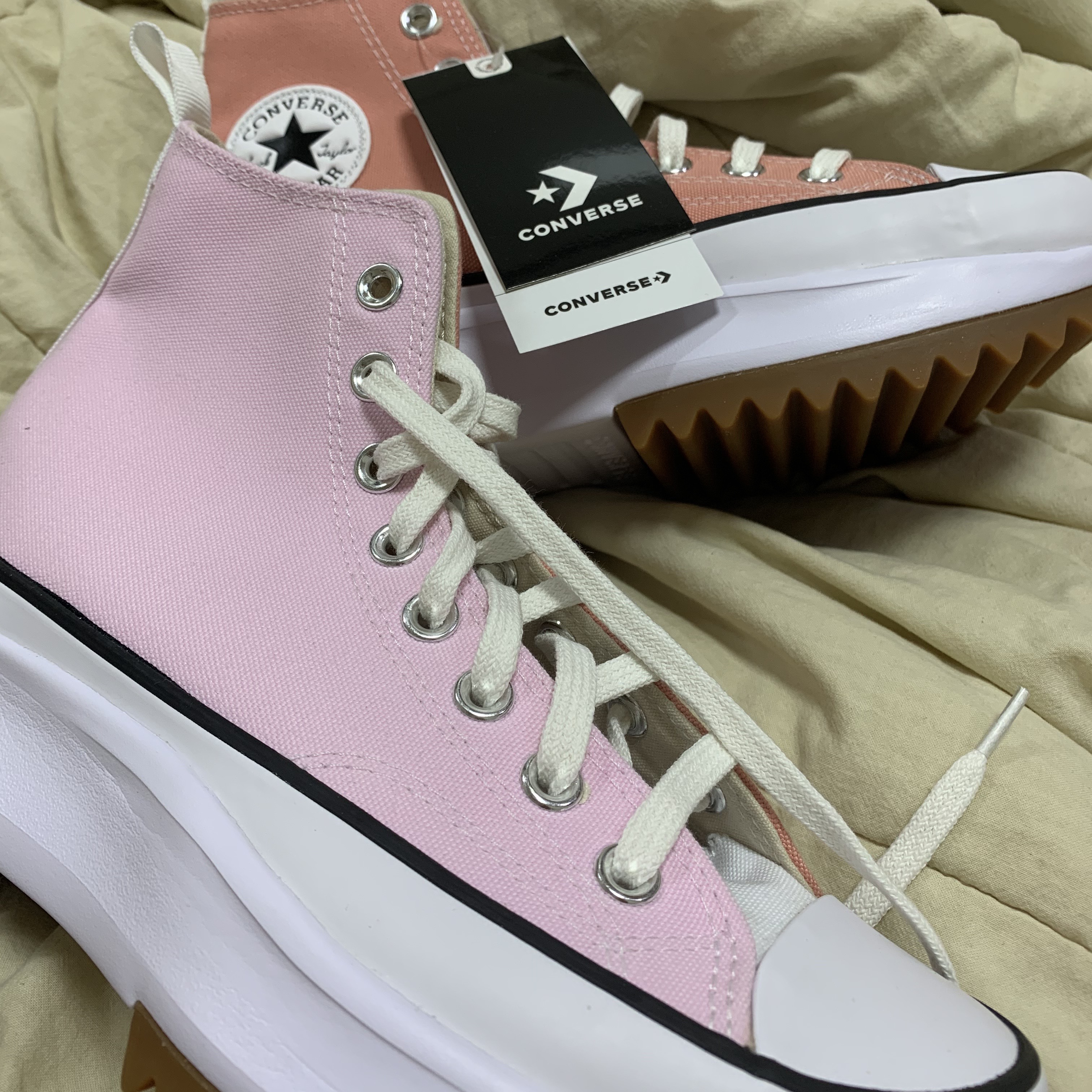 Converse Run Star Hike Hi Pink Quartz Pink Foam 착용 스타일