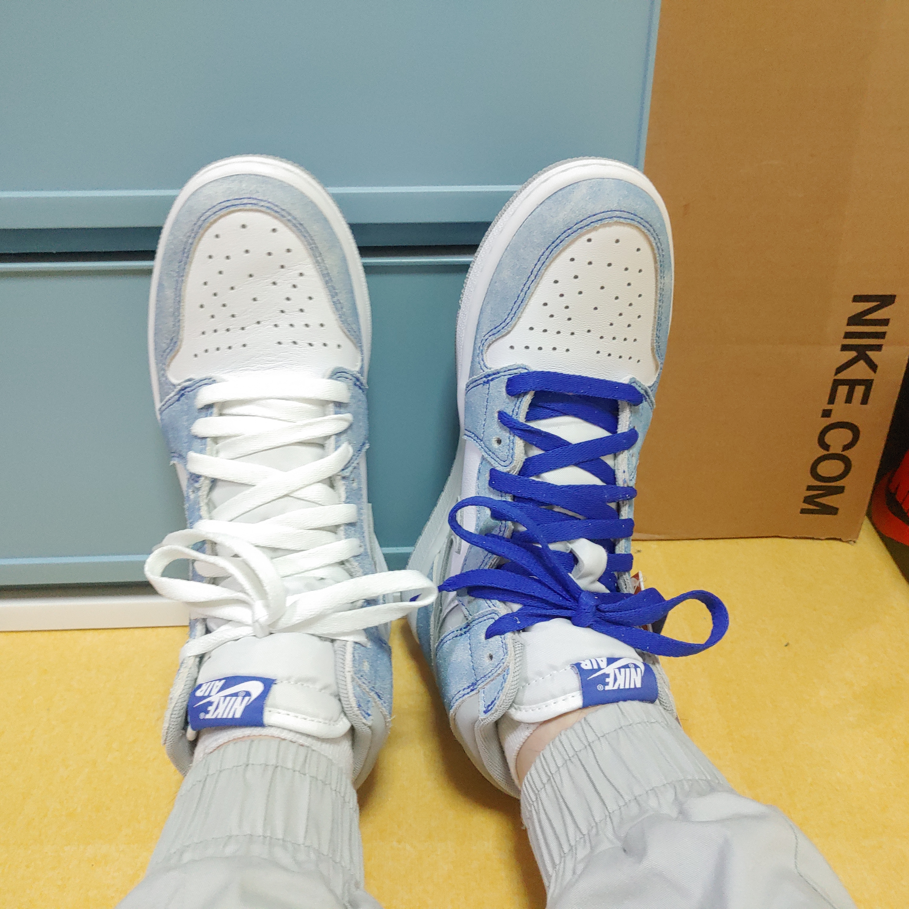 Jordan 1 Retro High OG Hyper Royal 착용 스타일 - 4