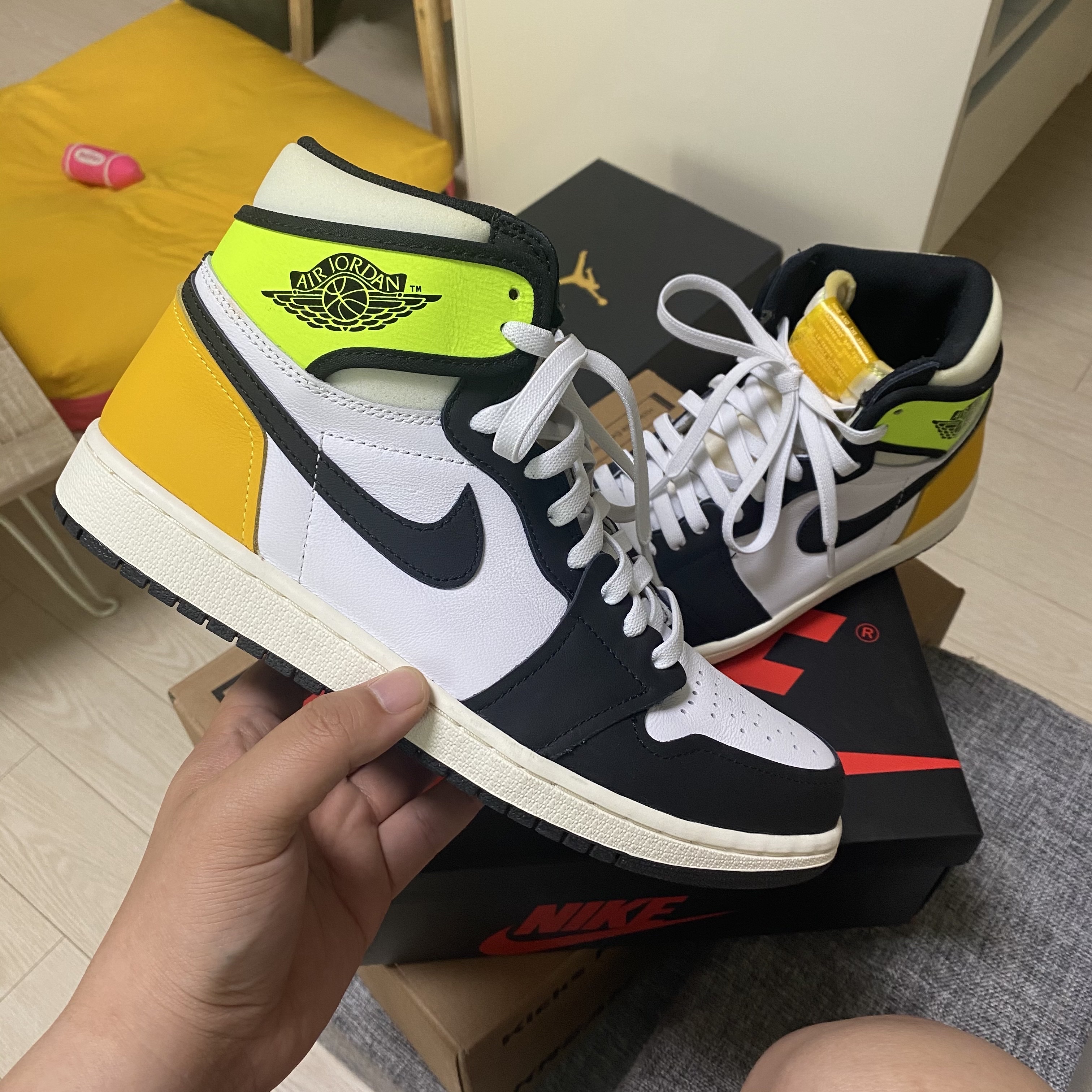 Jordan 1 Retro High OG Volt Gold 착용 스타일