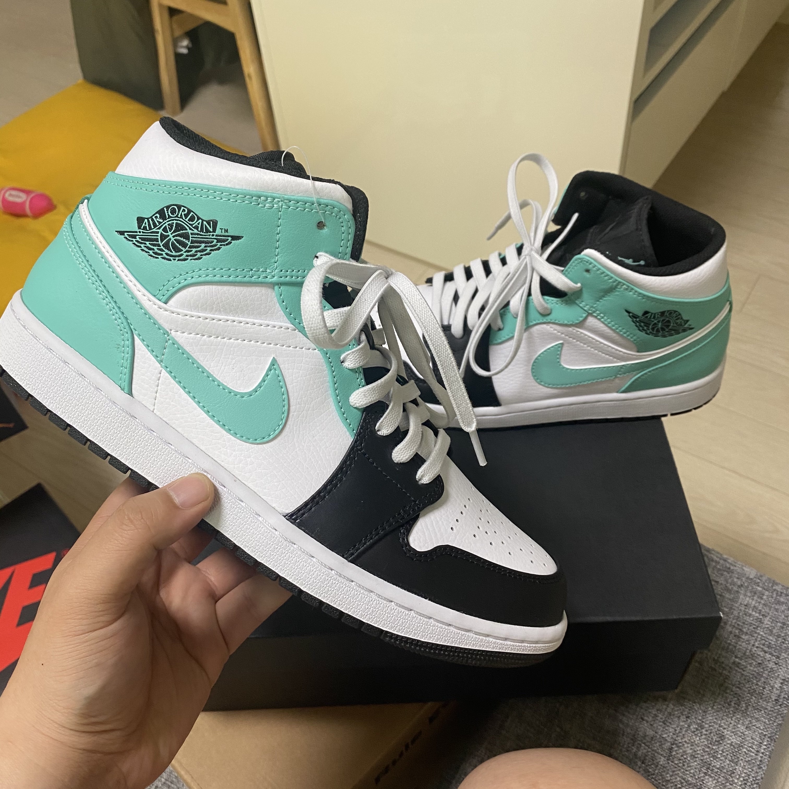 Jordan 1 Mid Tropical Twist 착용 스타일