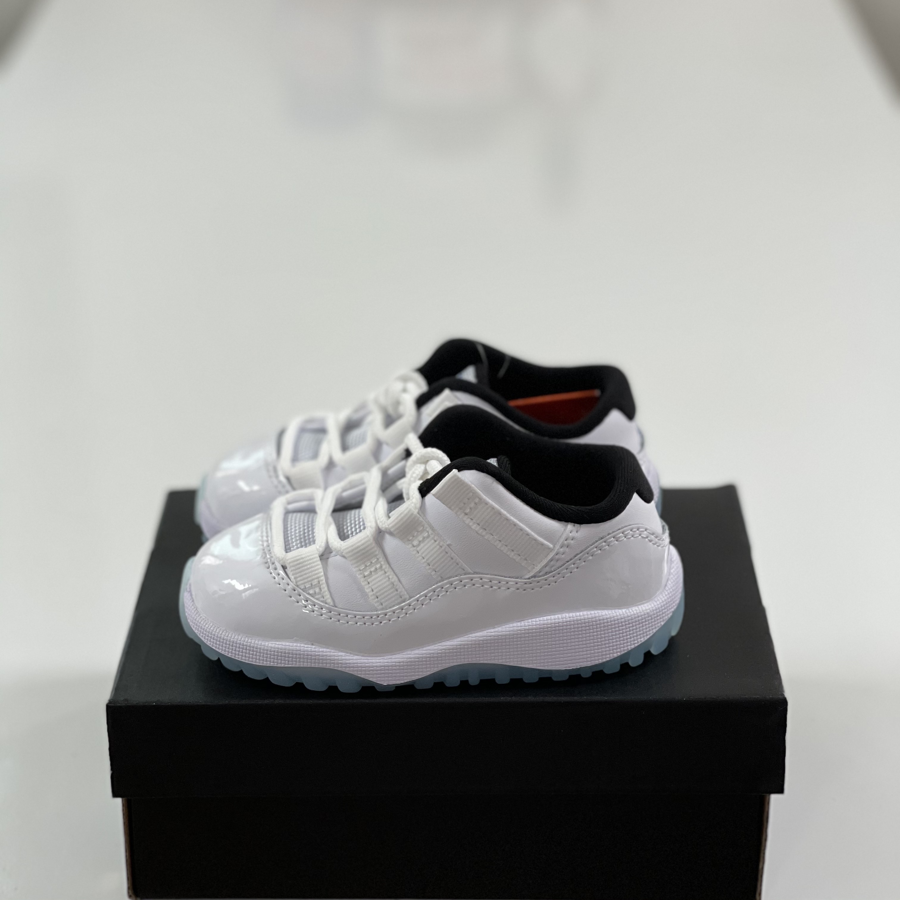 (TD) Jordan 11 Retro Low Legend Blue 착용 스타일 - 2