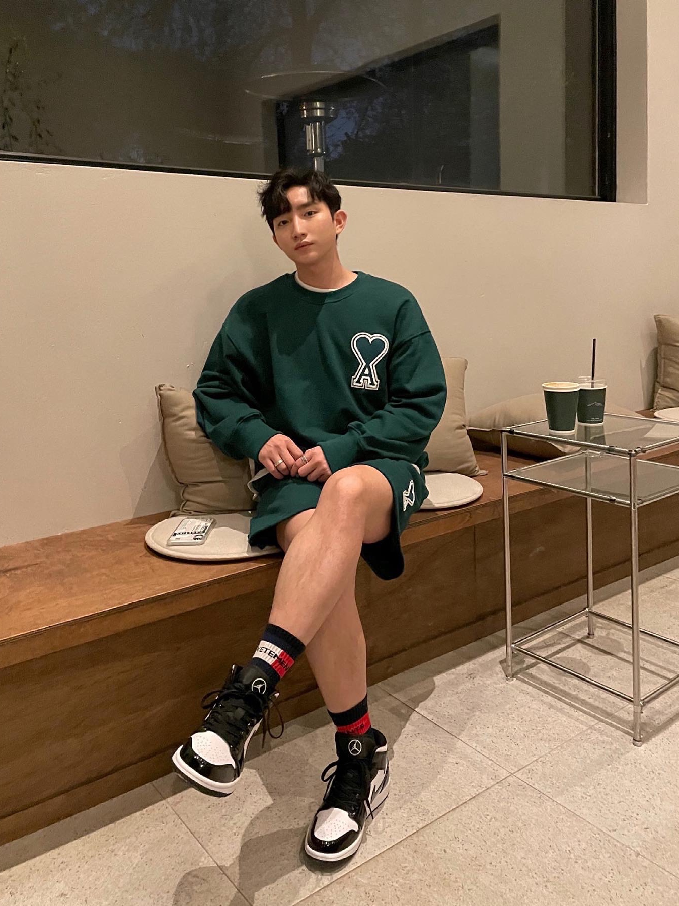 AMI de Coeur Sweatshirt Black, Jordan 1 Mid SE ASW Black 착용 스타일 - 1