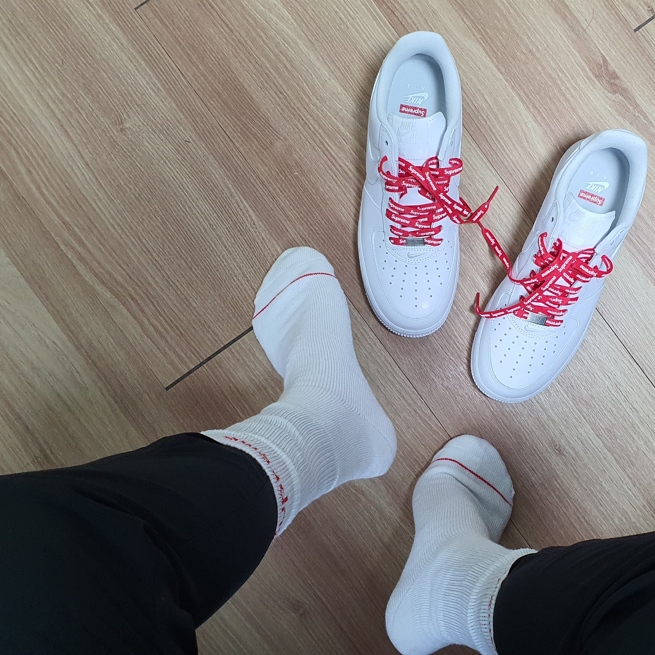 Nike x Supreme Air Force 1 Low White, Supreme Hanes Crew Socks White (4 Pack) 착용 스타일