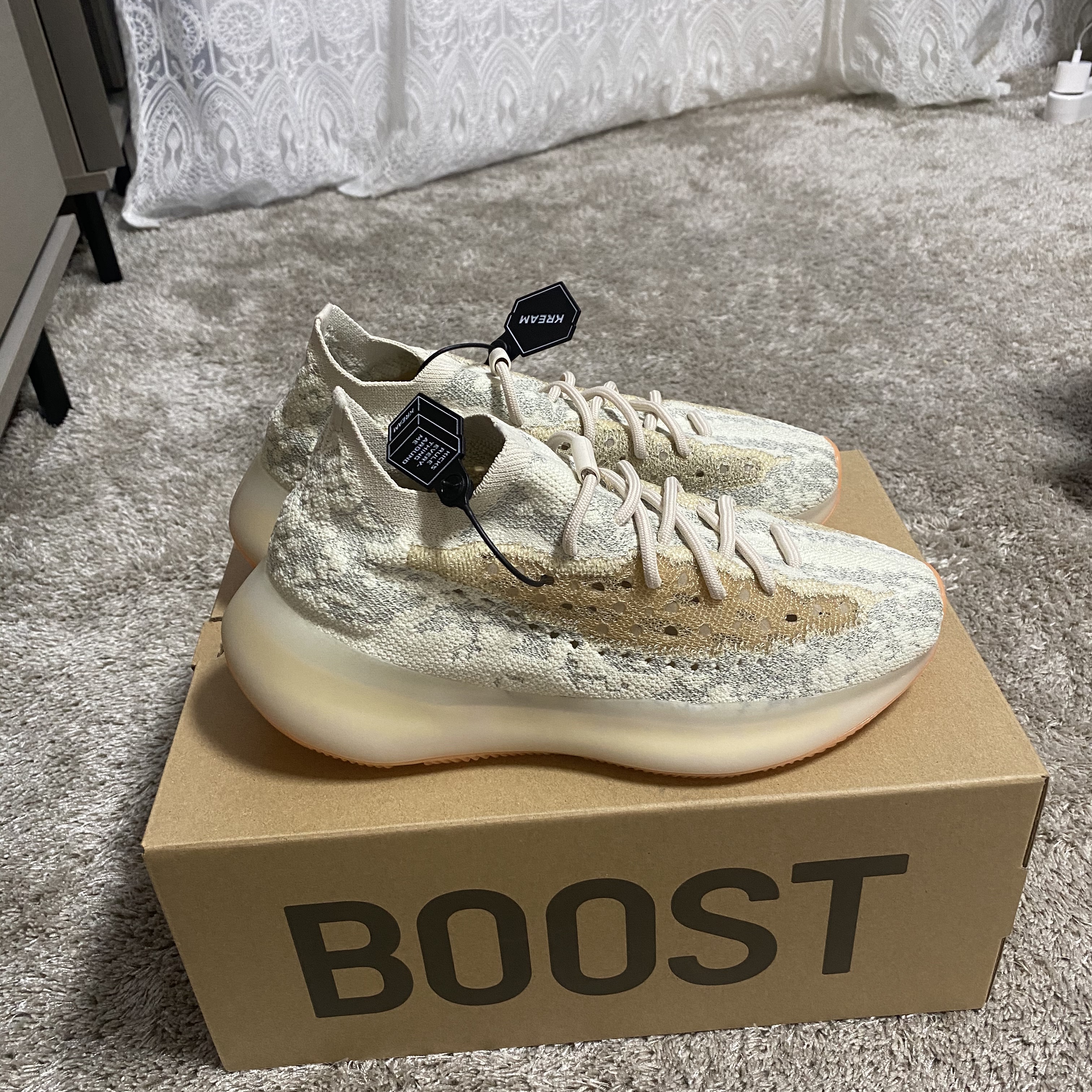 Adidas Yeezy Boost 380 Yecoraite - Reflective 착용 스타일 - 2