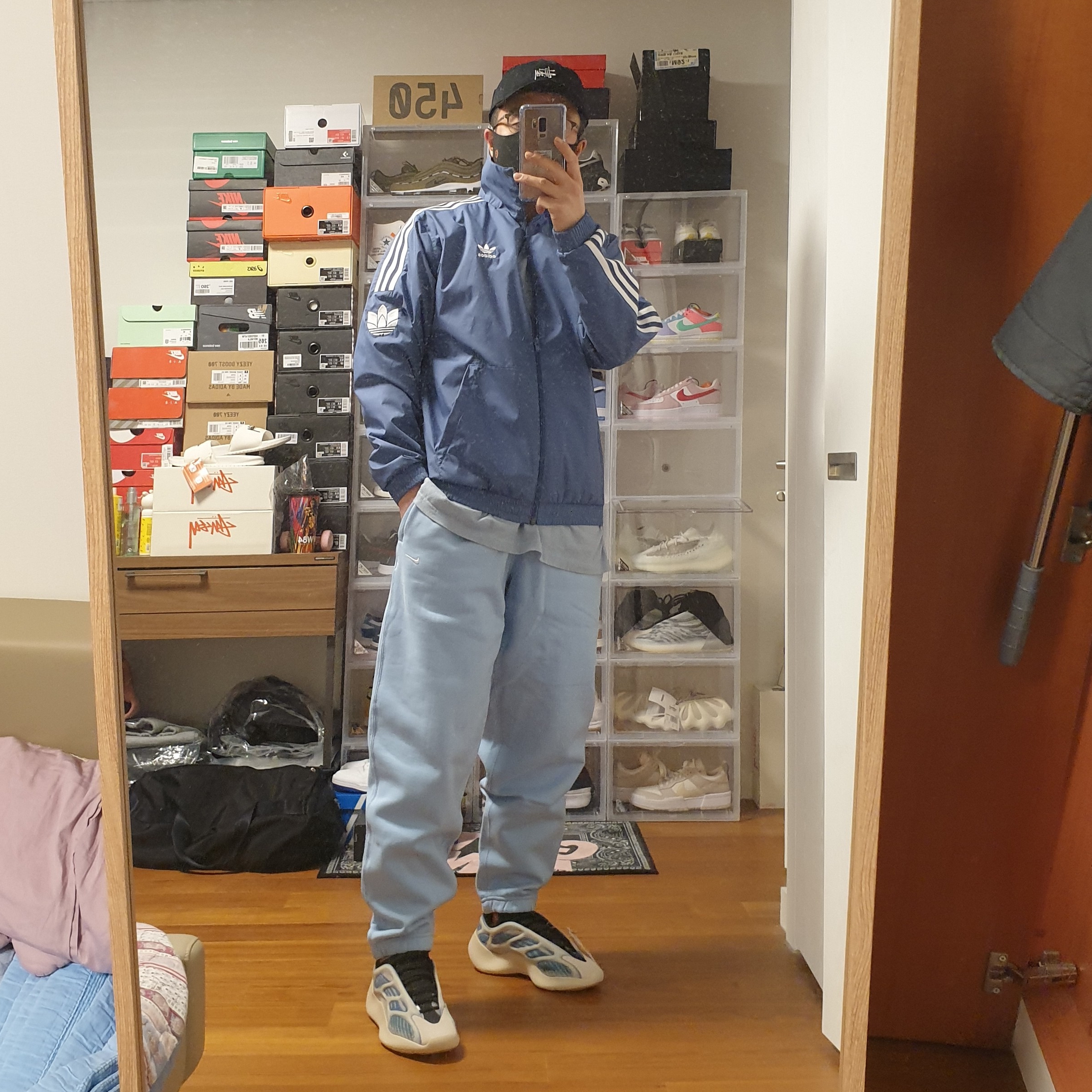 Adidas Yeezy 700 V3 Kyanite, Nike NRG Solo Swoosh Fleece Pants Psychic Blue - US/EU 착용 스타일 - 2