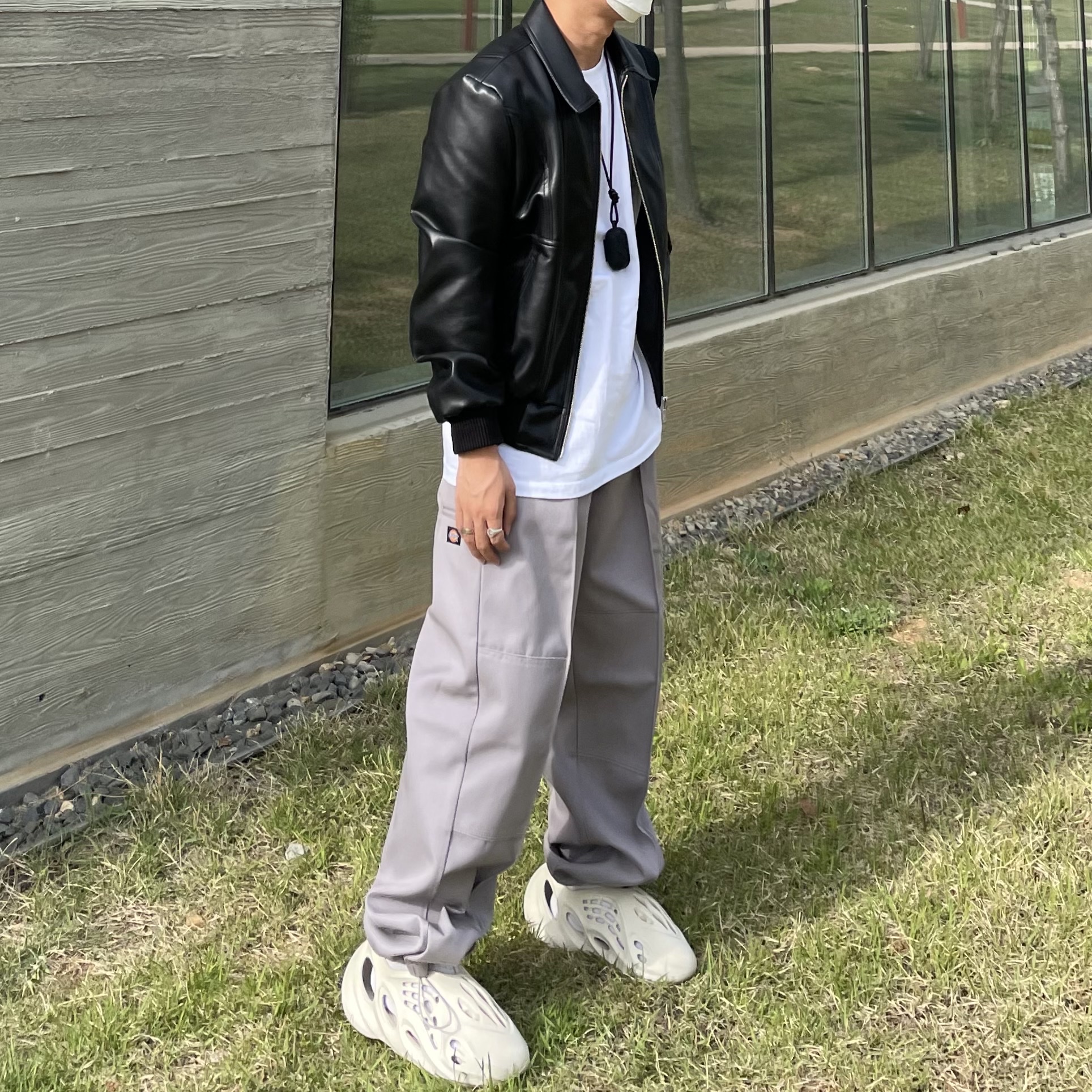Adidas Yeezy Foam RNNR Sand 착용 스타일