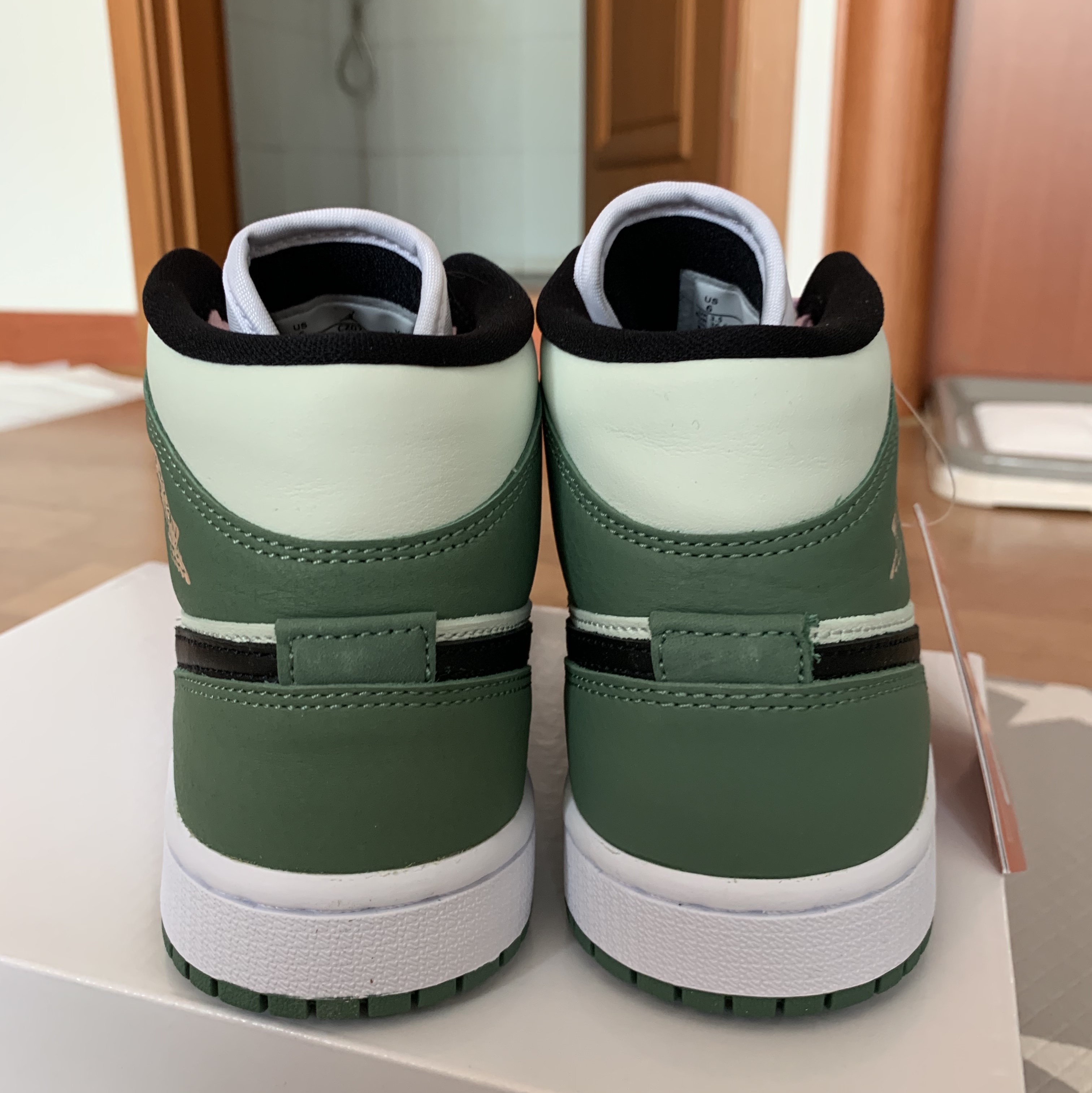 (W) Jordan 1 Mid SE Dutch Green 착용 스타일 - 3