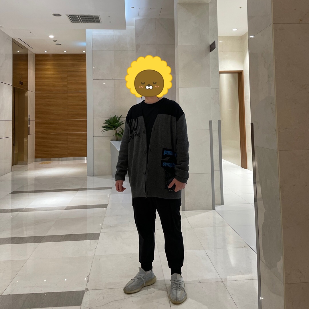 Adidas Yeezy Boost 350 V2 Cloud White - Non-Reflective 착용 스타일