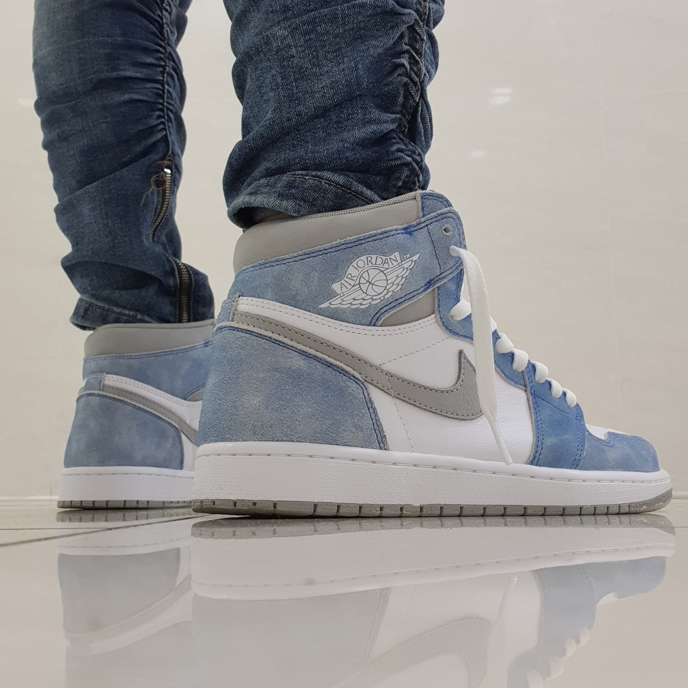 Jordan 1 Retro High OG Hyper Royal 착용 스타일 - 1