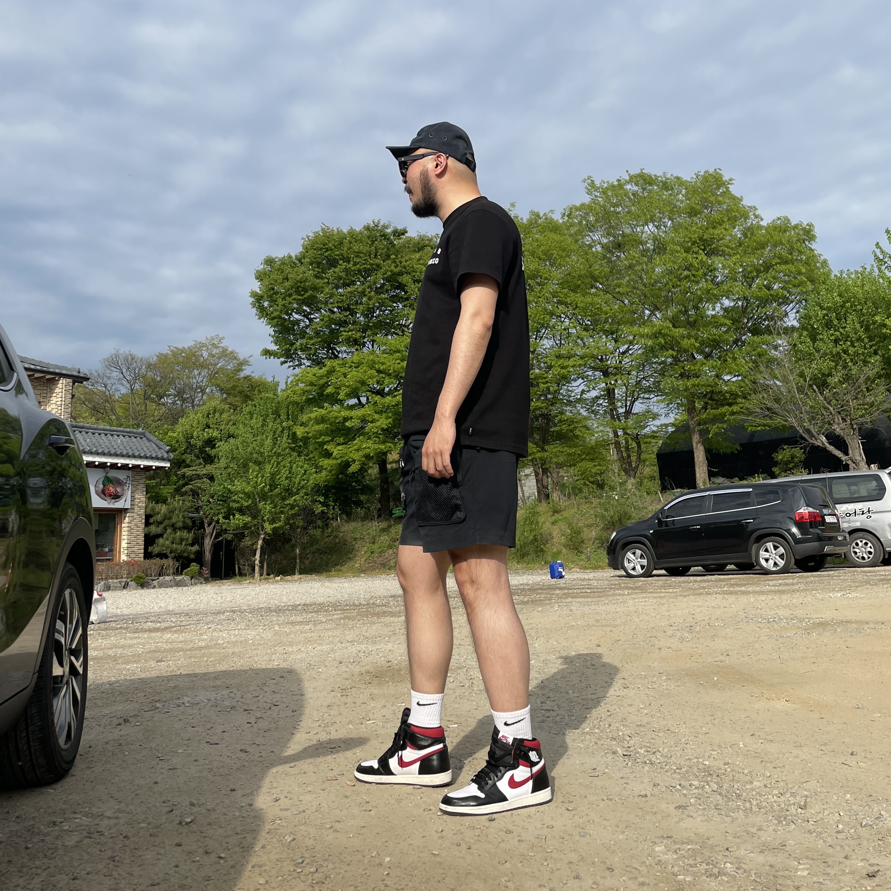 Jordan 1 Retro High OG Gym Red, IAB Studio Black Glow T-Shirt 착용 스타일