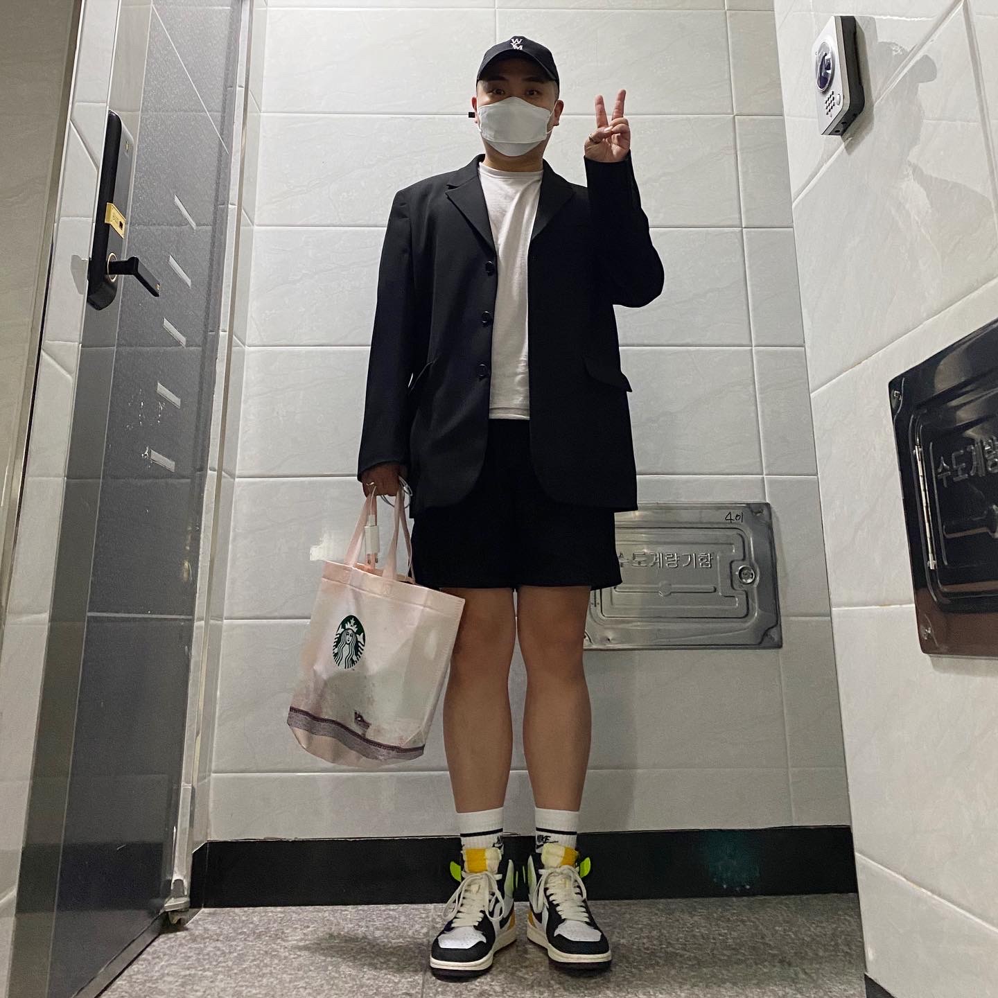 Jordan 1 Retro High OG Volt Gold, (W) Jordan 1 Mid SE Laser Orange 착용 스타일 - 1