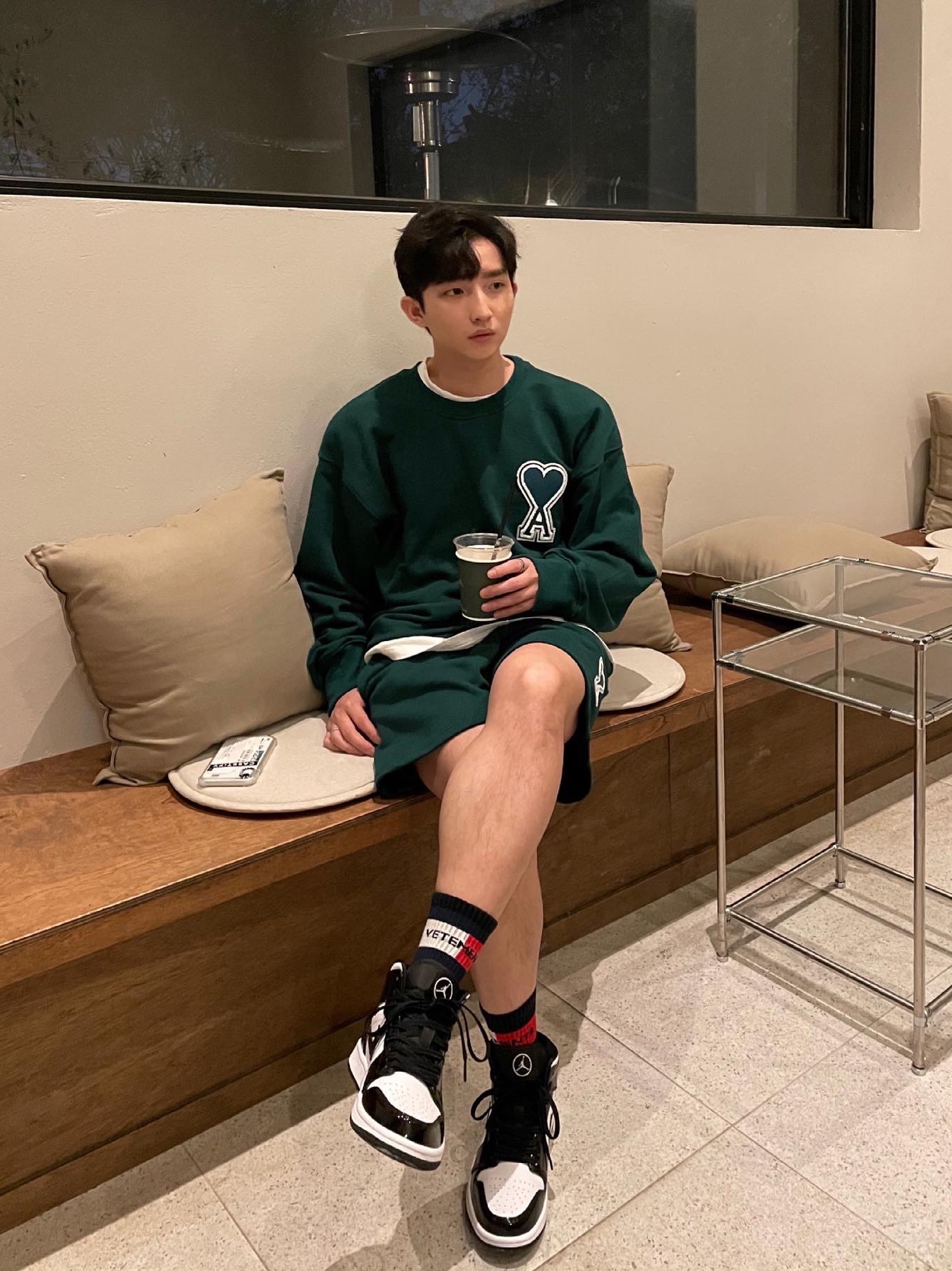 AMI de Coeur Sweatshirt Black, Jordan 1 Mid SE ASW Black 착용 스타일 - 2
