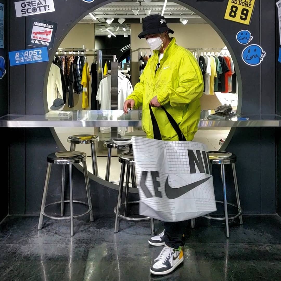 Nike x Stussy Bucket Hat Black, Nike x Stussy Windrunner Jacket Bright Cactus 착용 스타일